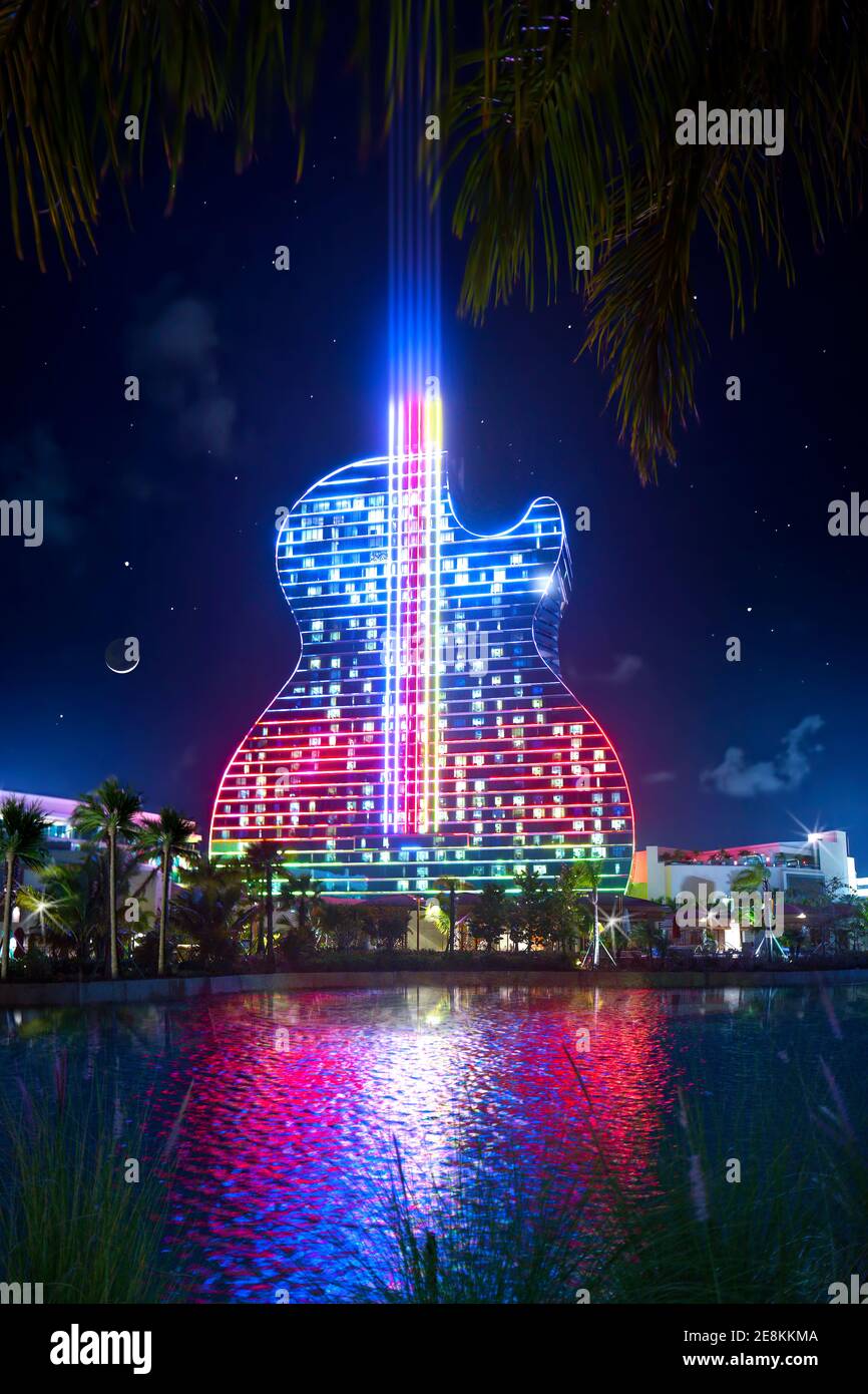 L'Hard Rock Guitar Hotel and Casino si riflette nell'enorme piscina del resort situato a Hollywood, FL. Foto Stock