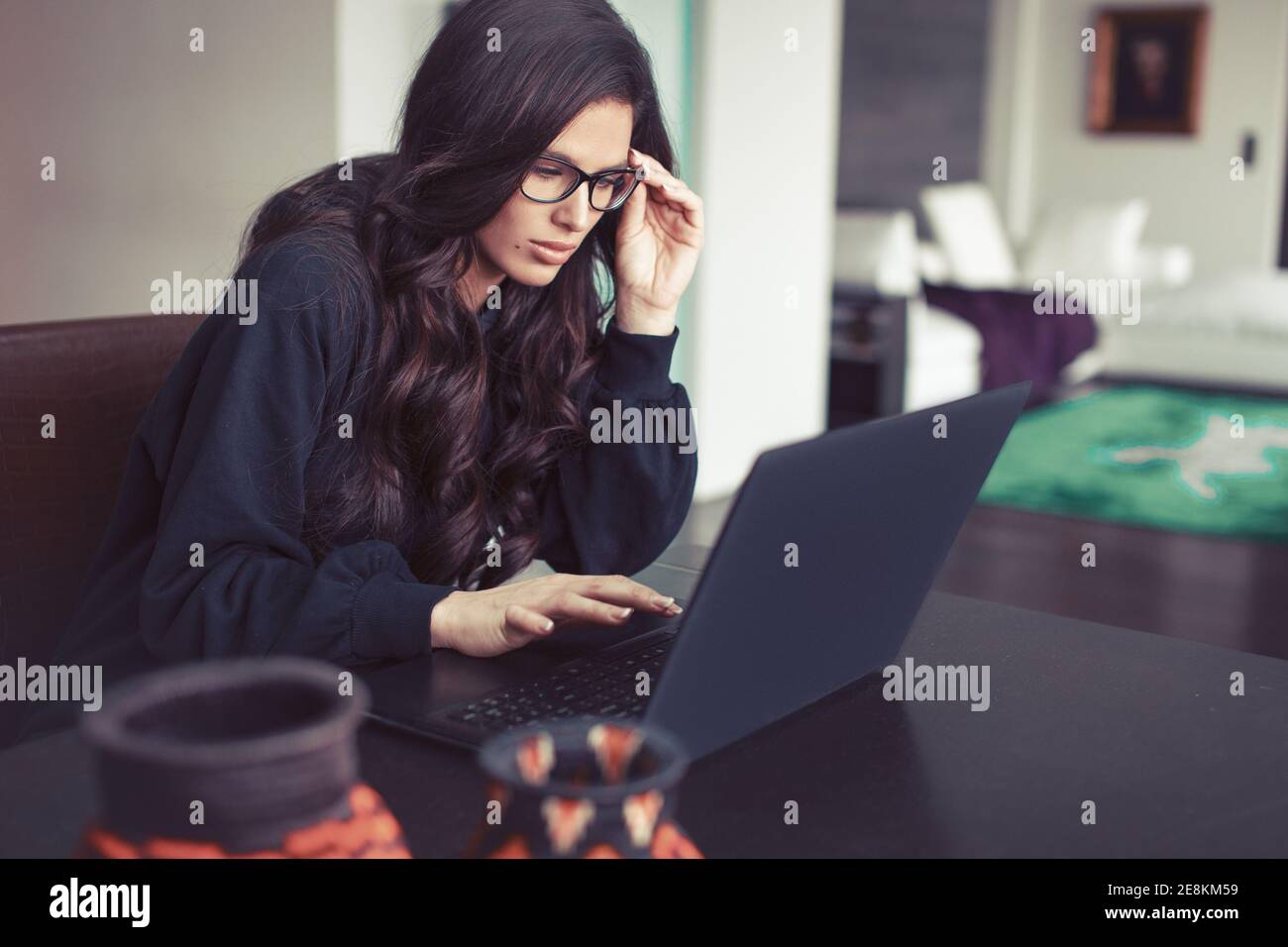 Giovane donna caucasica intelligente occupato che lavora in ufficio domestico Foto Stock