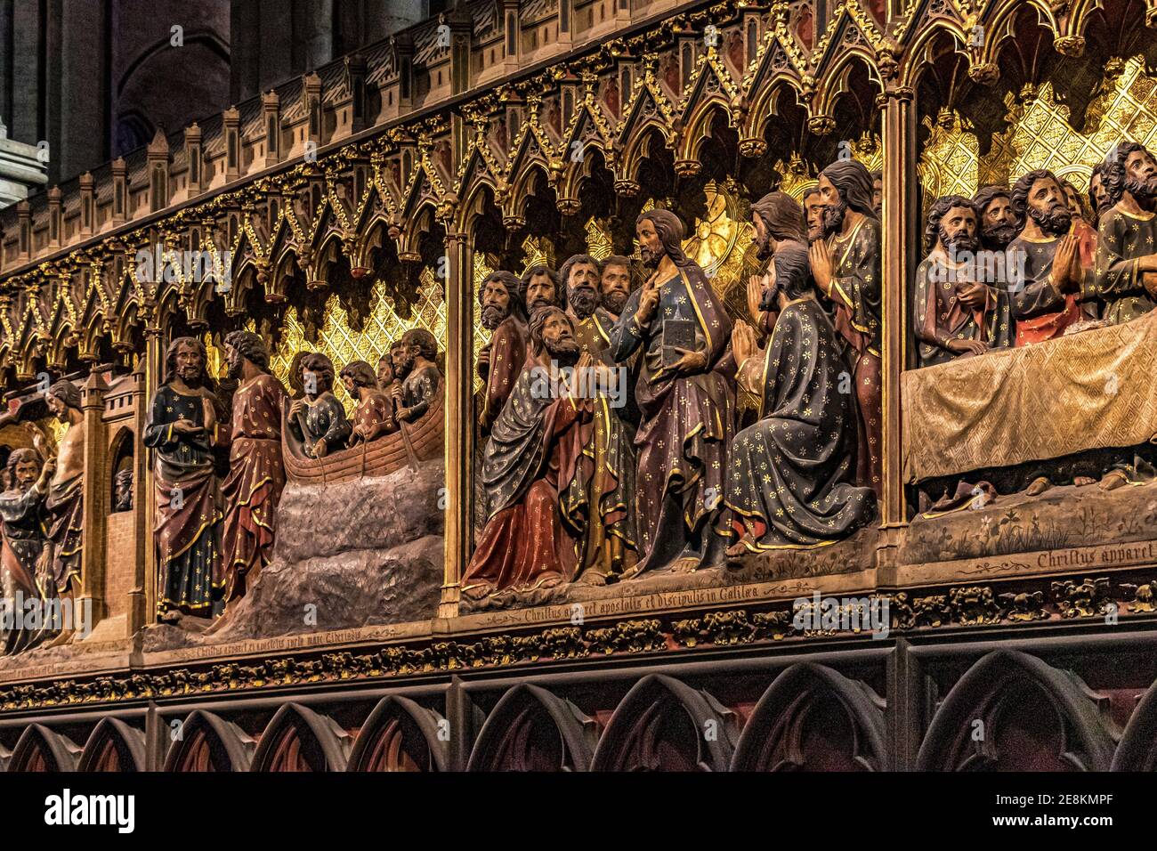 Sculture in legno dipinte del XIV secolo raffiguranti il di Gesù su uno schermo del coro che circonda l'abside della Cattedrale di Notre Dame, Parigi, Francia Foto Stock