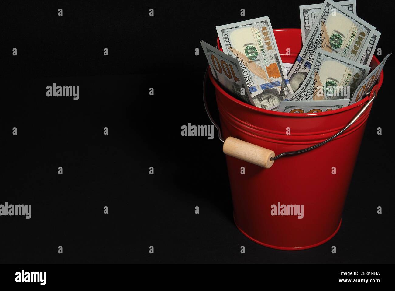 Il dollaro americano. Affari e finanza. Fatture di carta, soldi molto. Isolato, su sfondo nero Foto Stock