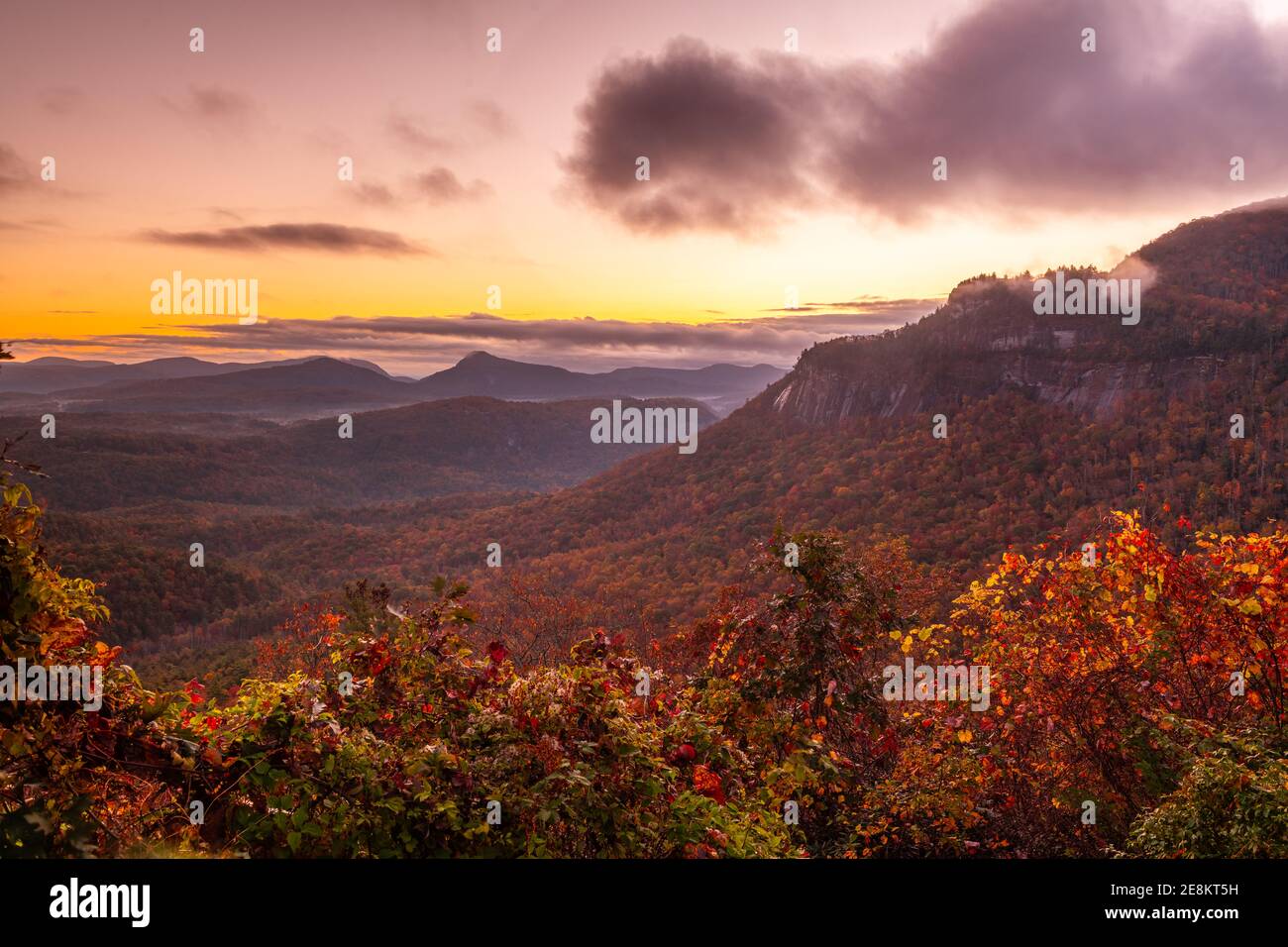 Whiteside Mountain in autunno all'alba in North Carolina, Stati Uniti. Foto Stock