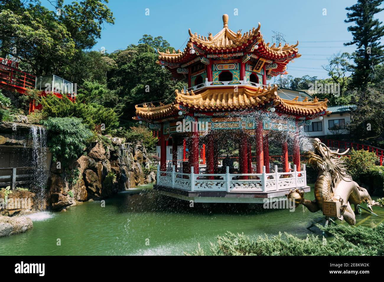 Golden dragon fontana statua con stagno e gazebo buddista a Taipei Taiwan. Foto Stock
