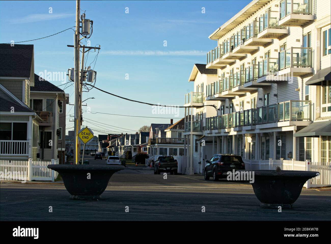 Hampton Beach - Hampton, New Hampshire - UNA strada senza uscita si illumina di luce solare dorata mentre il sole tramonta in una serata invernale fuori stagione. Foto Stock