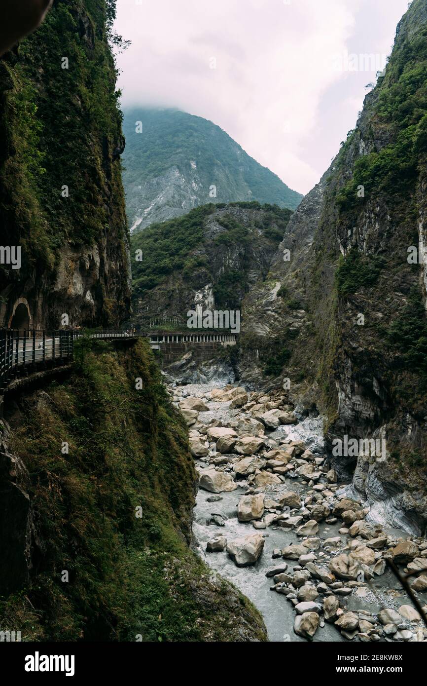 Letto di fiume sassoso con ripide scogliere su ogni lato nel Parco Nazionale di Taroko a Hualien, Taiwan. Foto Stock