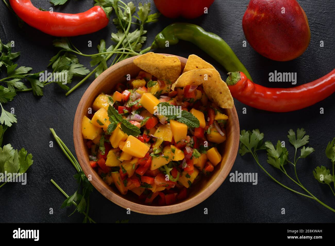 Salsa con mango, erbe, cipolle e peperoni, patatine di mais da vicino in una ciotola. Cibo messicano. Foto Stock