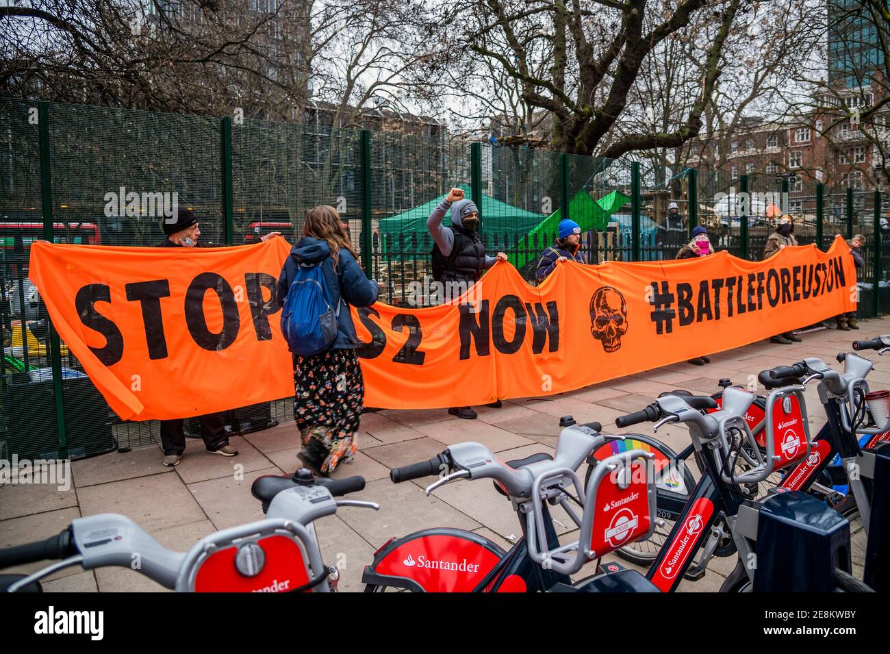 Londra, Regno Unito. 31 gennaio 2021. I sostenitori arrivano con un banner che recita "Stop HS2 Now, BattleforEuston" - il campo di ribellione anti-estinzione HS2 continua ad essere sgomberato (per creare un'area di parcheggio temporanea) dai Bailiffs (del National Enforcement Team, NET, una filiale di High Court Enforcement Group) presso la stazione di Euston. Tutti i manifestanti di terra sopra sono stati eliminati e sembra che ora ci sia una pausa prima che le gallerie siano trattate. Credit: Guy Bell/Alamy Live News Foto Stock