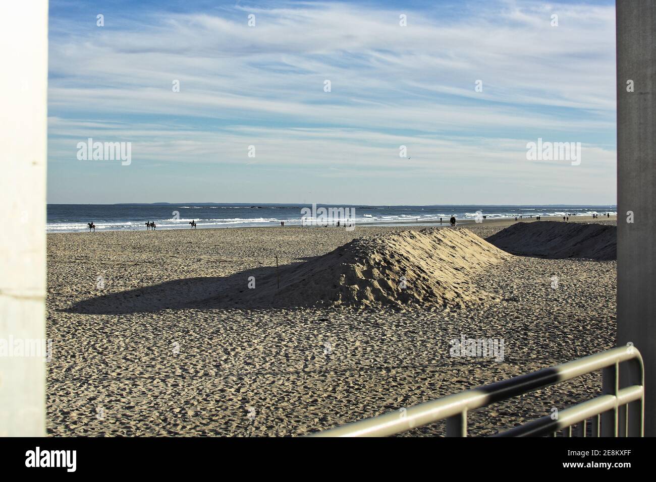 Hampton Beach state Park - Hampton, New Hampshire - UNA vista delle dune di sabbia sulla spiaggia dal lungomare nel pomeriggio invernale. Foto Stock