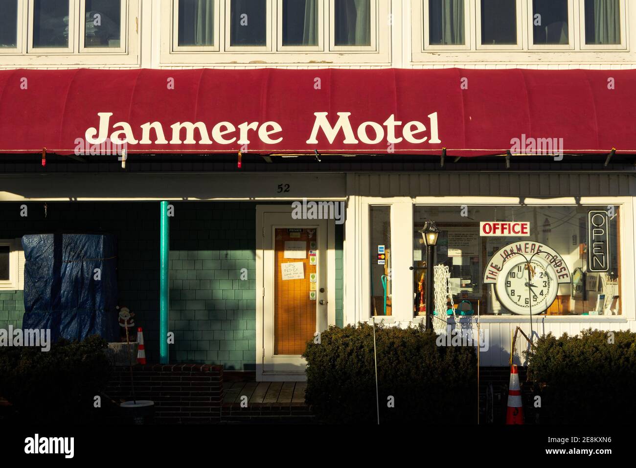 Hampton Beach - Hampton, New Hampshire - il Janmere Motel si erge non occupato dal lungomare mentre il sole tramonta in una serata invernale fuori stagione. Foto Stock