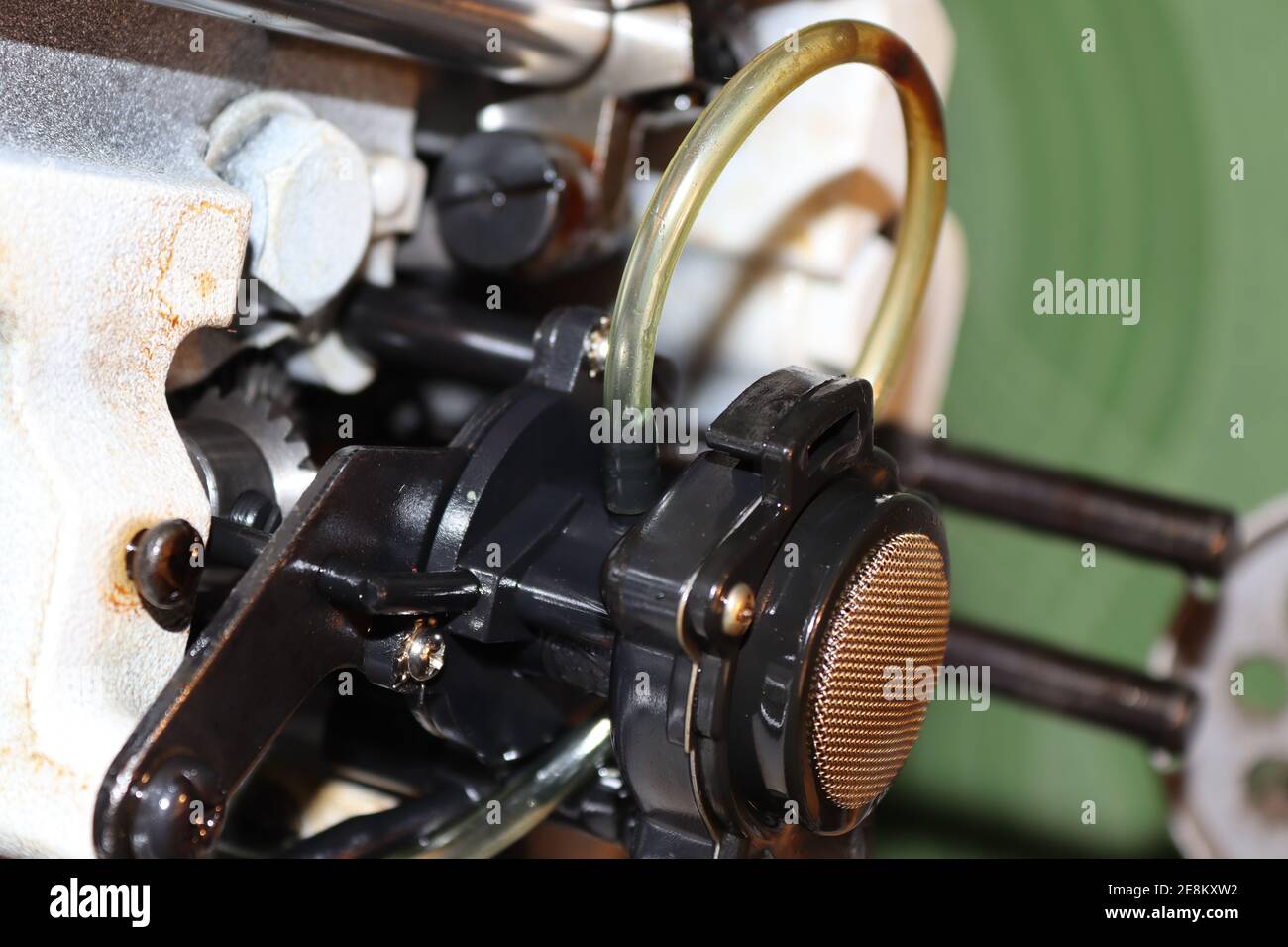 Aspetto meccanico di una macchina per cucire ad alta velocità e del suo gruppo di alimentazione dell'olio. Foto Stock