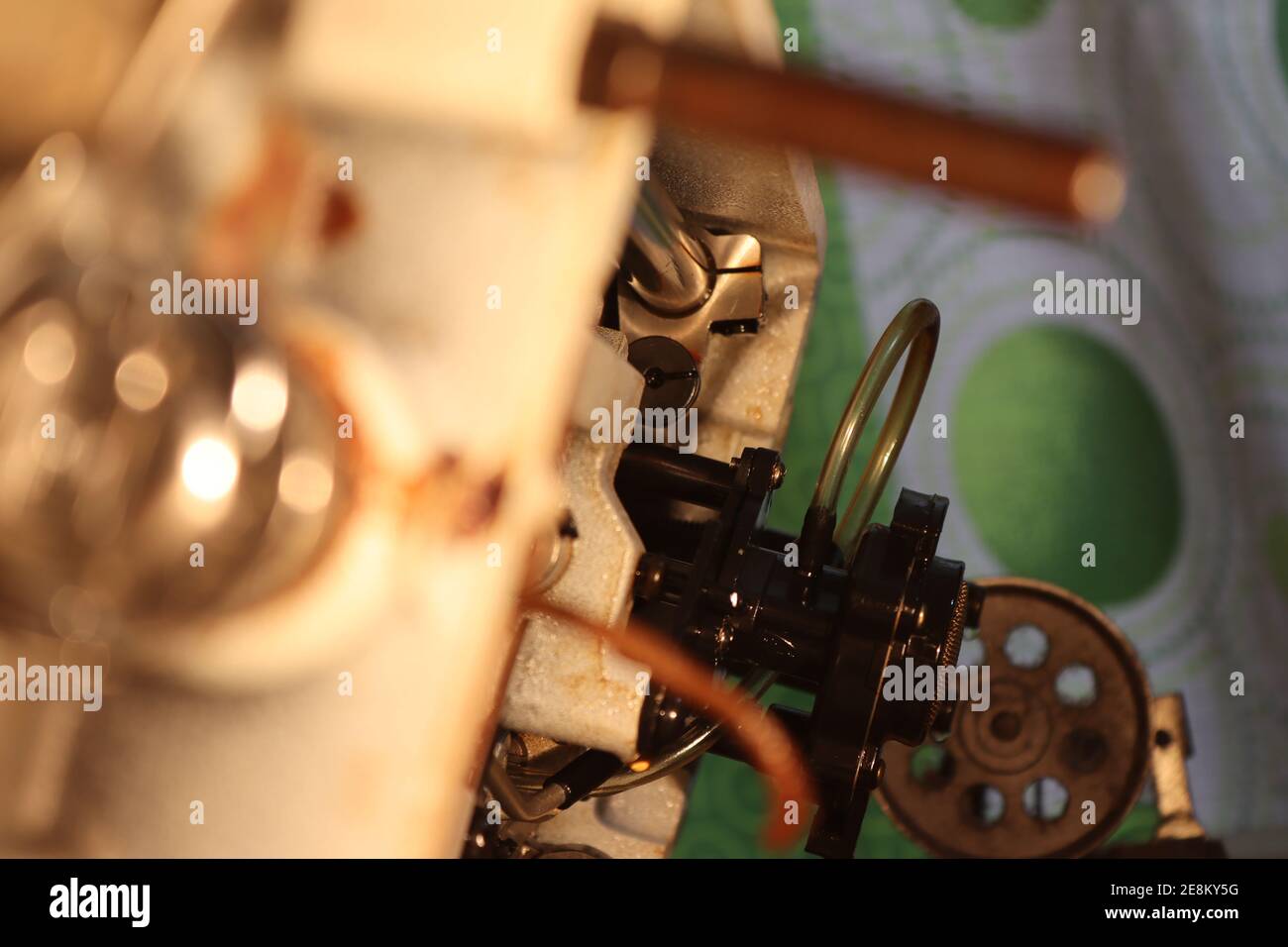 Lato inferiore e meccanismo con un'arte di una velocità elevata macchina da cucire Foto Stock