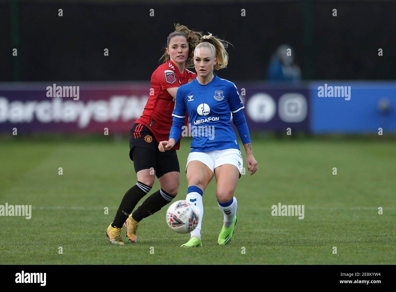 Alisha Lehmann di Everton passa la palla indietro, sotto la pressione di Katie Zelem di Manchester United. Elise Hughes of EvertonBarclays Super League match femminile, Everton Women contro Manchester Utd Women al Walton Hall Park di Liverpool domenica 31 gennaio 2021. Questa immagine può essere utilizzata solo per scopi editoriali. Solo per uso editoriale, è richiesta una licenza per uso commerciale. Nessun uso in scommesse, giochi o un singolo club/campionato/giocatore publications.pic di Chris Stading/Andrew Orchard sports photography/Alamy Live News Foto Stock
