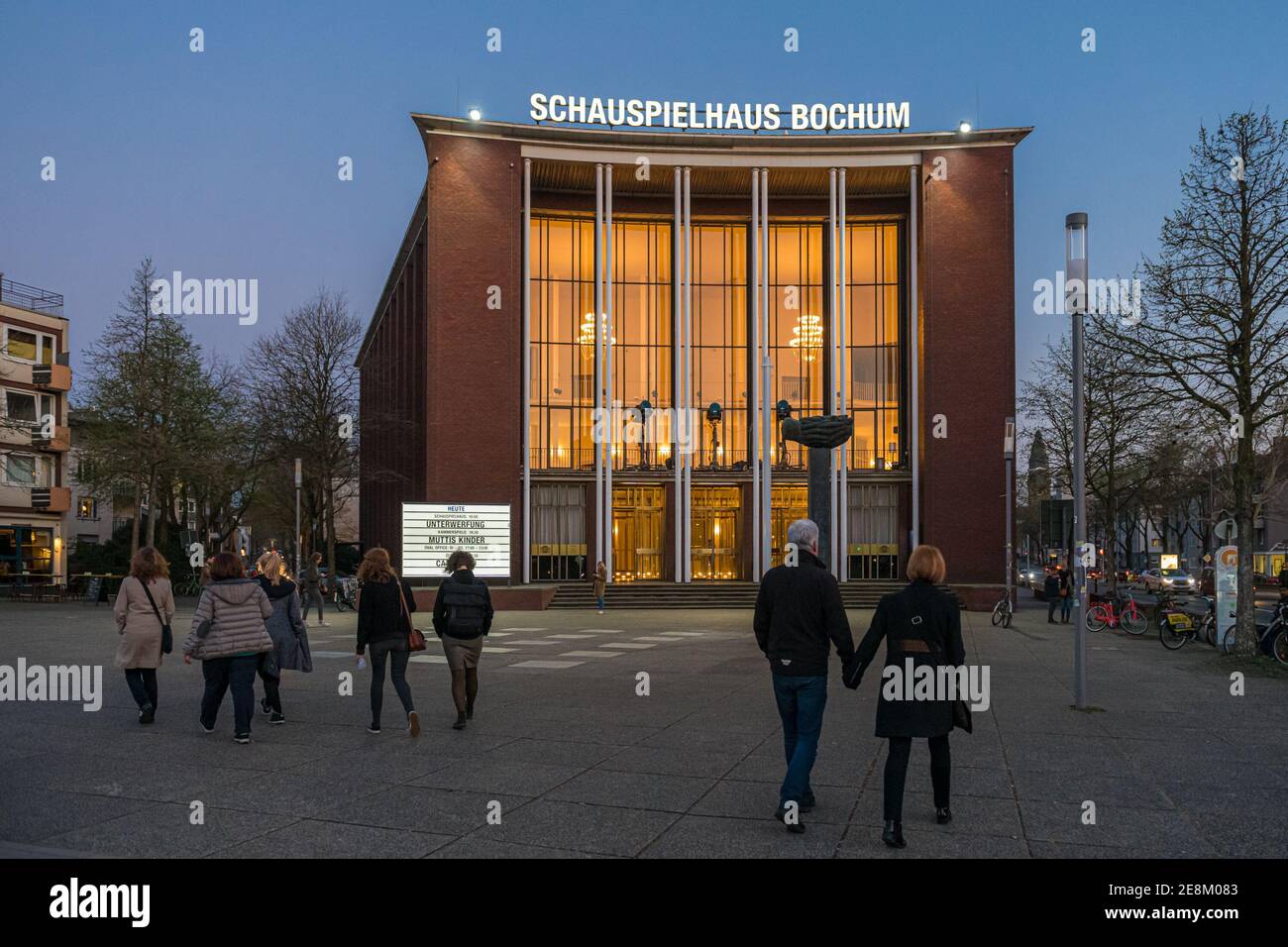 Außenansicht des Schauspielhaus Bochum am Abend. Foto Stock