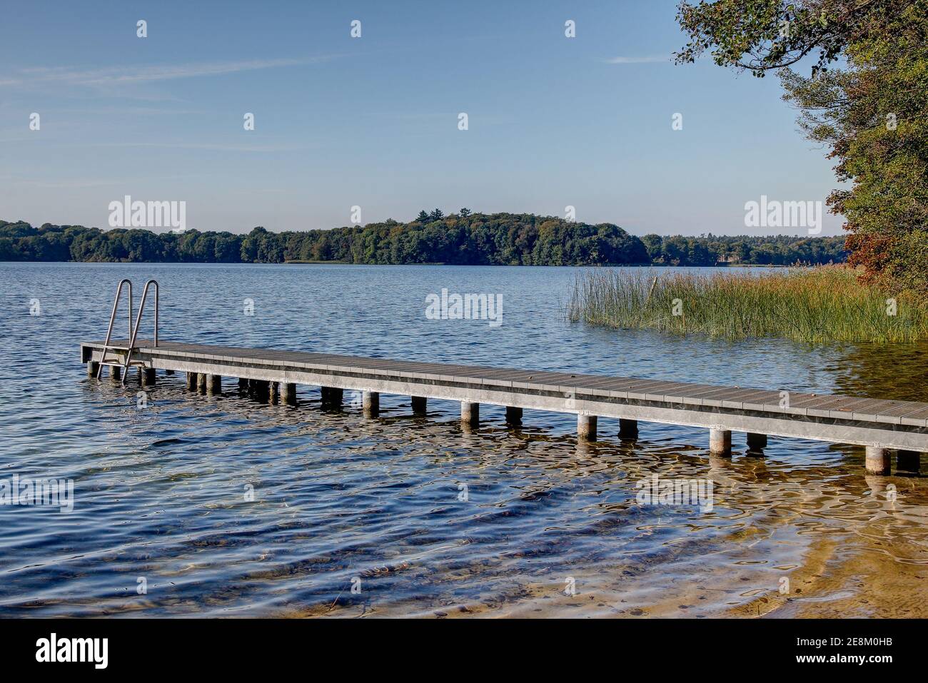 Il molo sul lago Lassahn con le sue acque cristalline invita gli escursionisti a soffermarsi. Foto Stock
