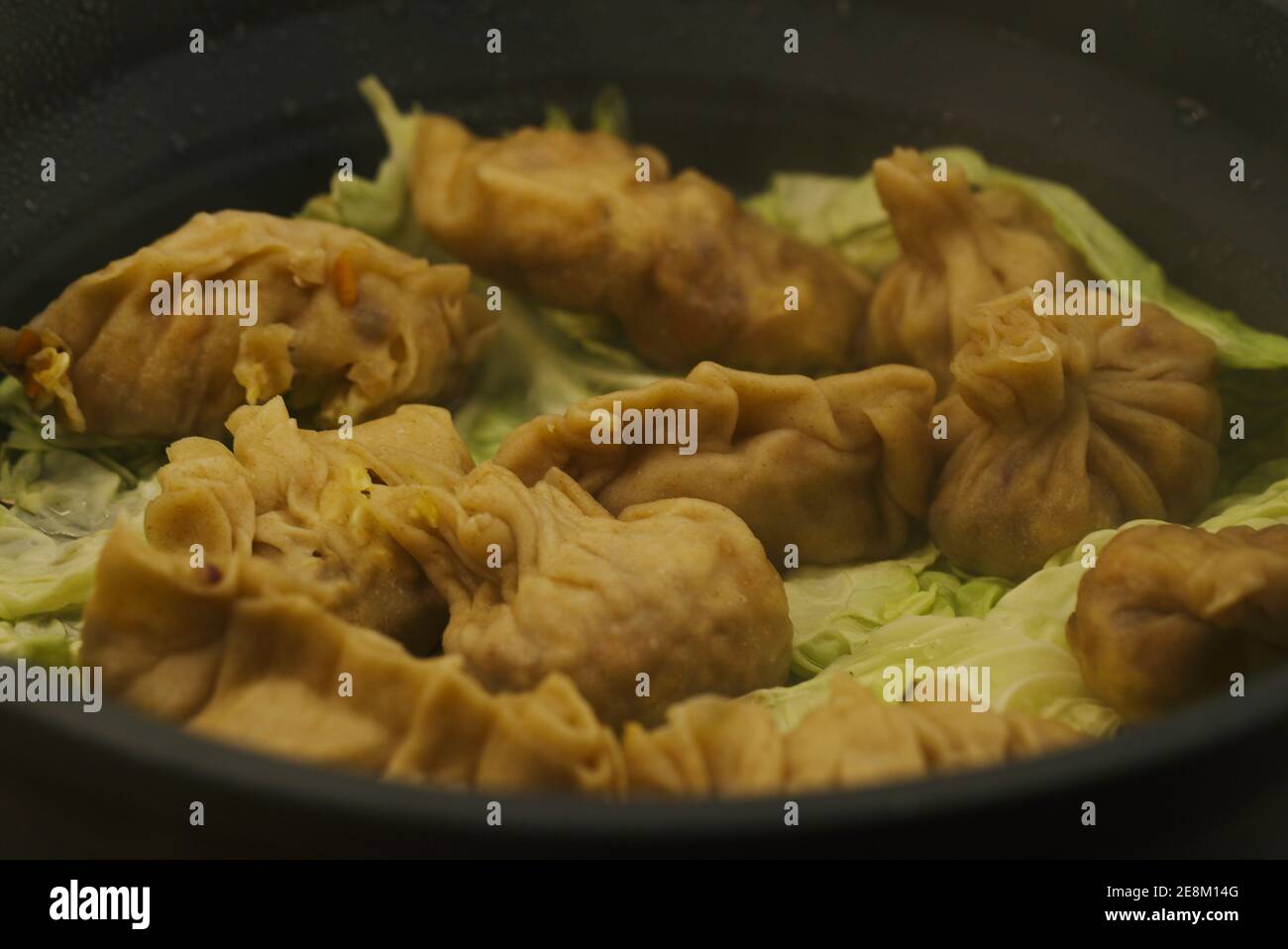 Gnocchi cinesi fatti in casa che vengono cucinati Foto Stock