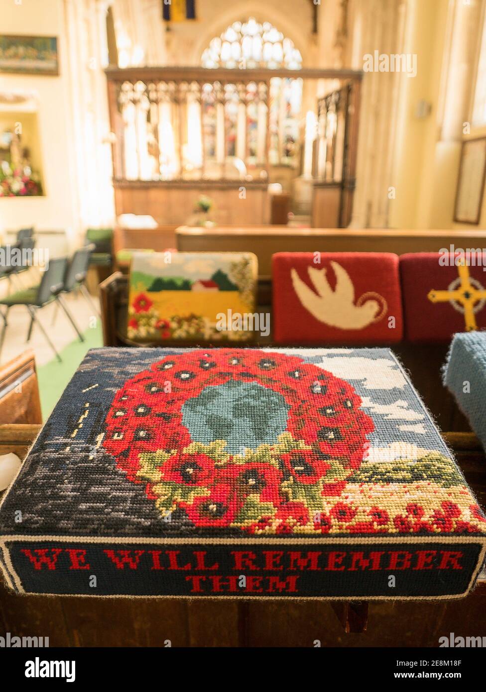 Un inginocchiatore, ricamato da un parishioner, commemorante il giorno della memoria, all'interno della chiesa anglicana di St Andrew a Bromham vicino a Chippenham Wiltshire Inghilterra Foto Stock