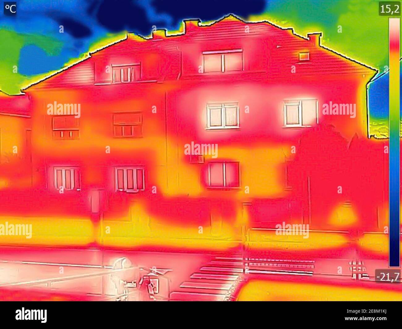Thermovision a raggi infrarossi dell'immagine che mostra la mancanza di isolamento termico sulla casa Foto Stock