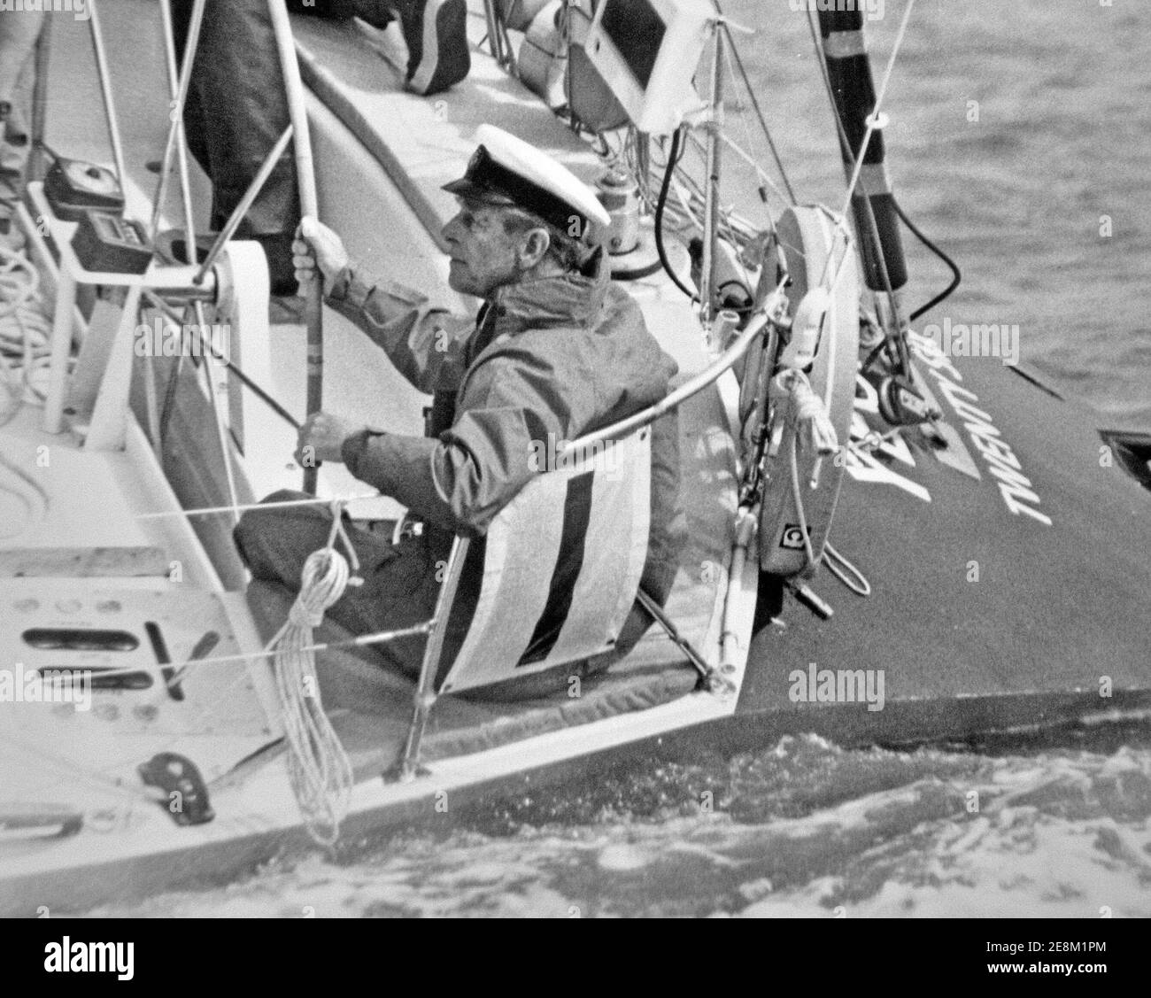 PRINCE PHILLIP IL DUCA DI EDIMBURGO VELA A COWES ISLE DI WIGHT A BORDO DELLO YACHT YEOMAN 1981 Foto Stock