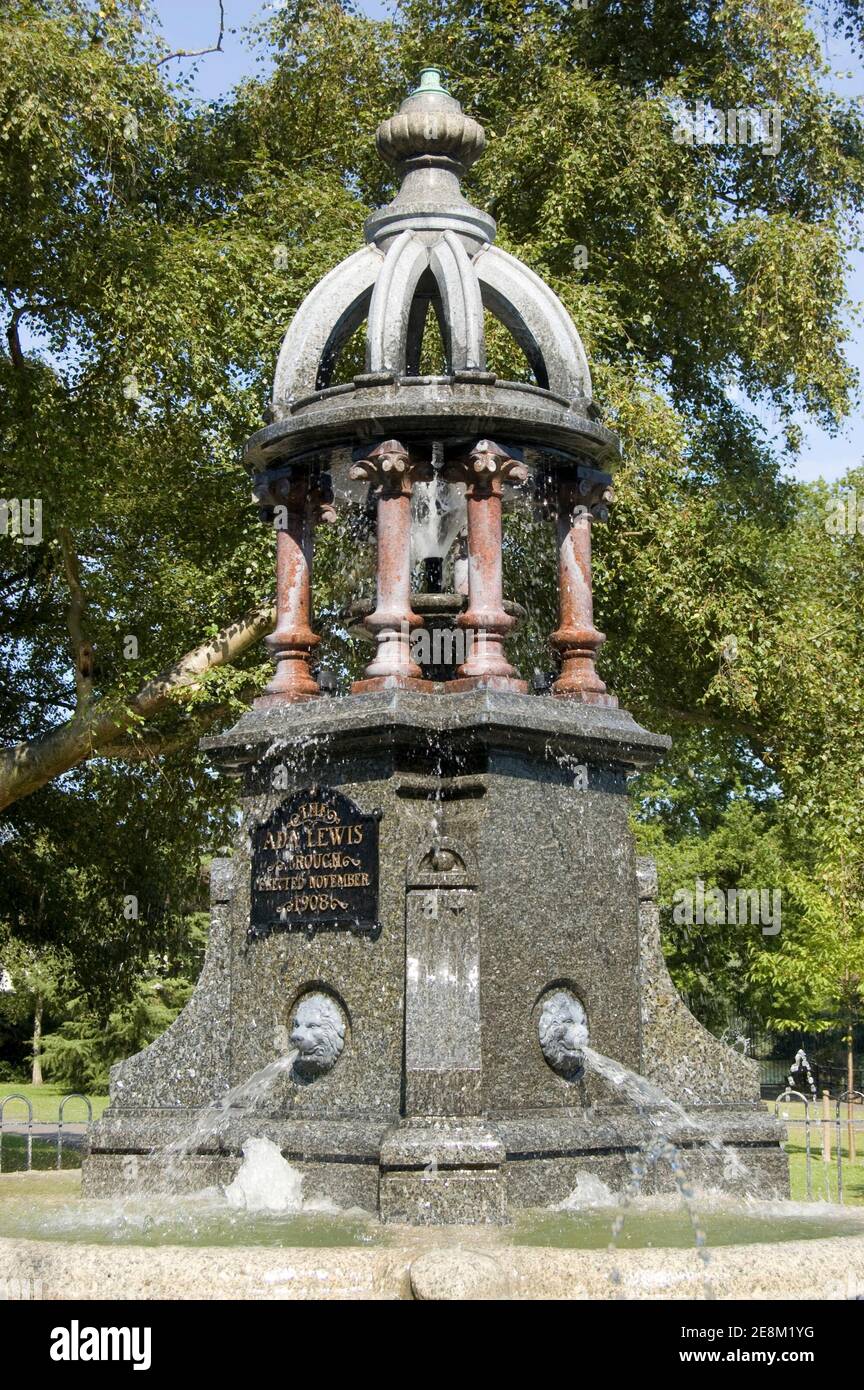 Fontana in marmo e monumento al filantropo vittoriano Ada Lewis in Bridge Gardens, Maidenhead, Berkshire. Eretto nel 1908 e o Foto Stock