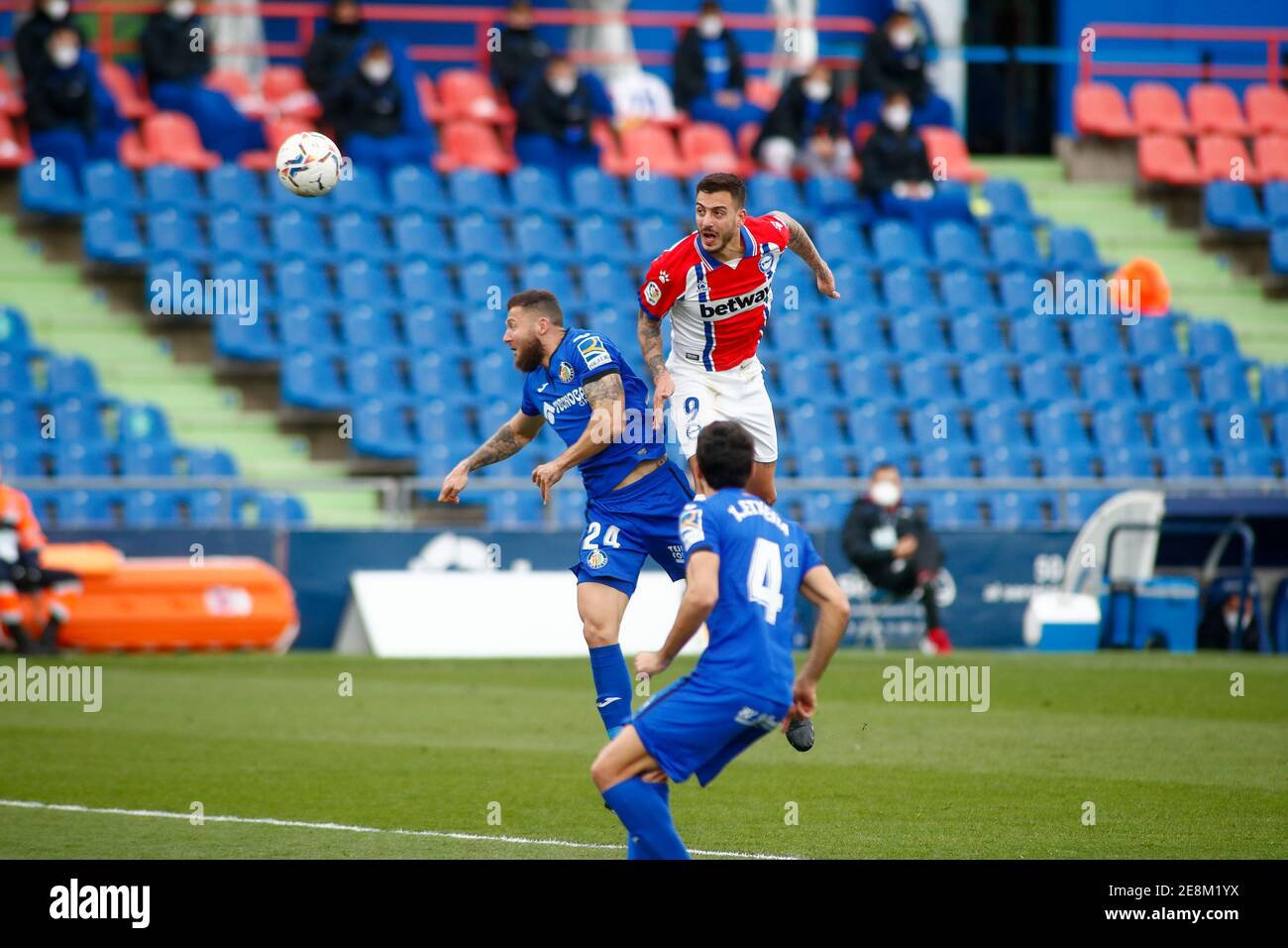 Jose Luis 'Joselu' Sanmartin di Alaves e David Timor di Getafe in azione durante la partita di calcio del campionato spagnolo la Liga tra Getafe CF e Deportivo Alaves il 31 gennaio 2021 al Colosseo Alfonso Perez a Getafe vicino Madrid, Spagna - Foto Oscar J Barroso / Spagna DPPI / DPPI / LiveMedia Foto Stock