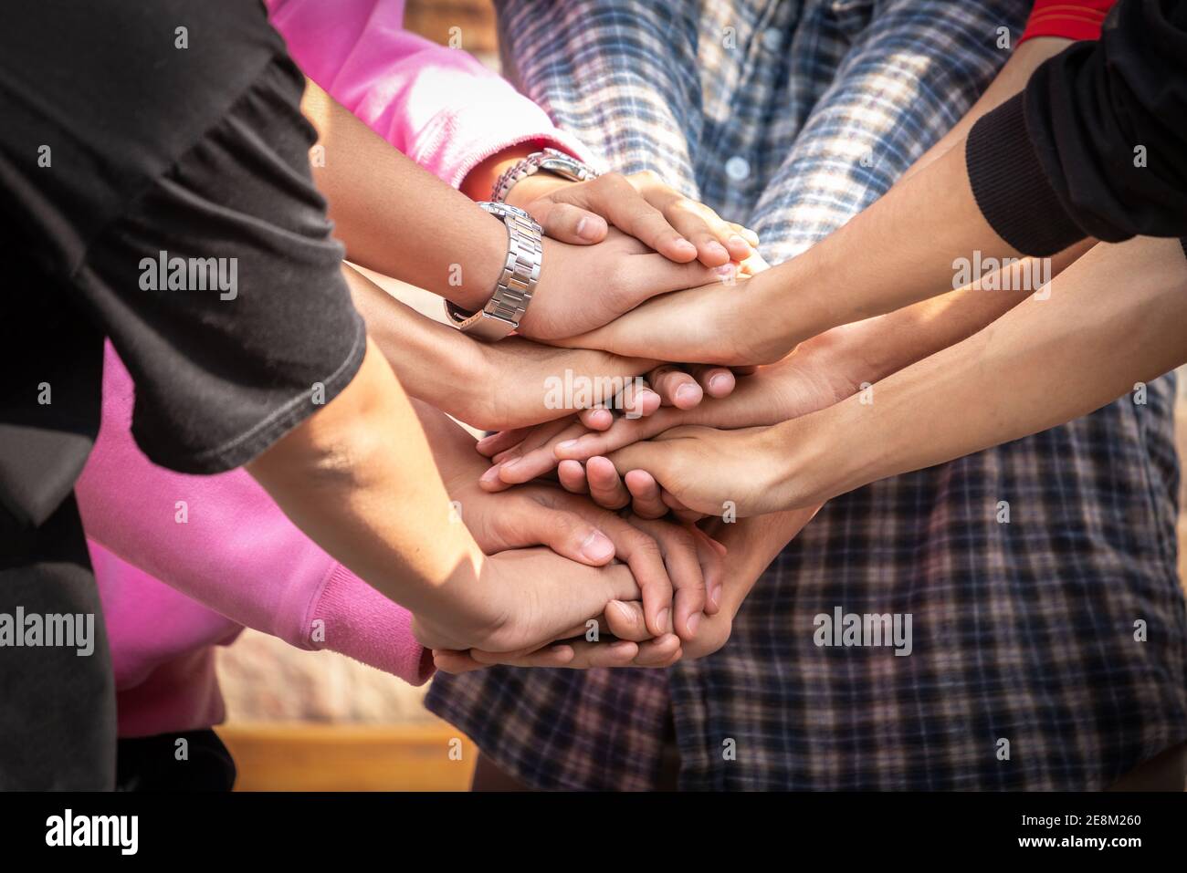 I colleghi di amici di affari si uniscono insieme insieme per successo di affari. Giovani imprenditori che mettono le mani insieme. Pila di mani. Foto Stock