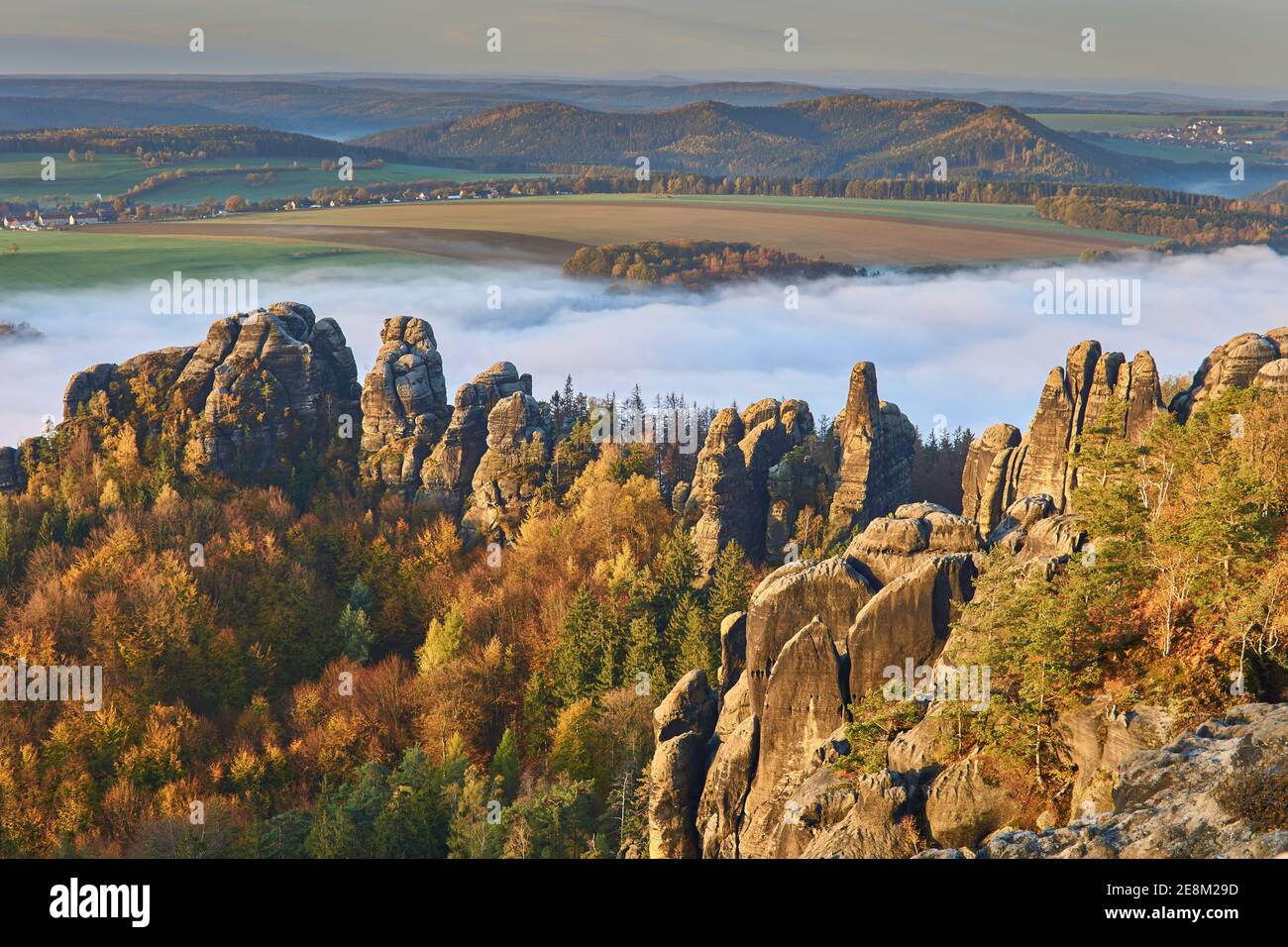 Deutschland, Sächsische Schweiz: Schrammung am Schrammtor mit Nebel im Herbst Foto Stock