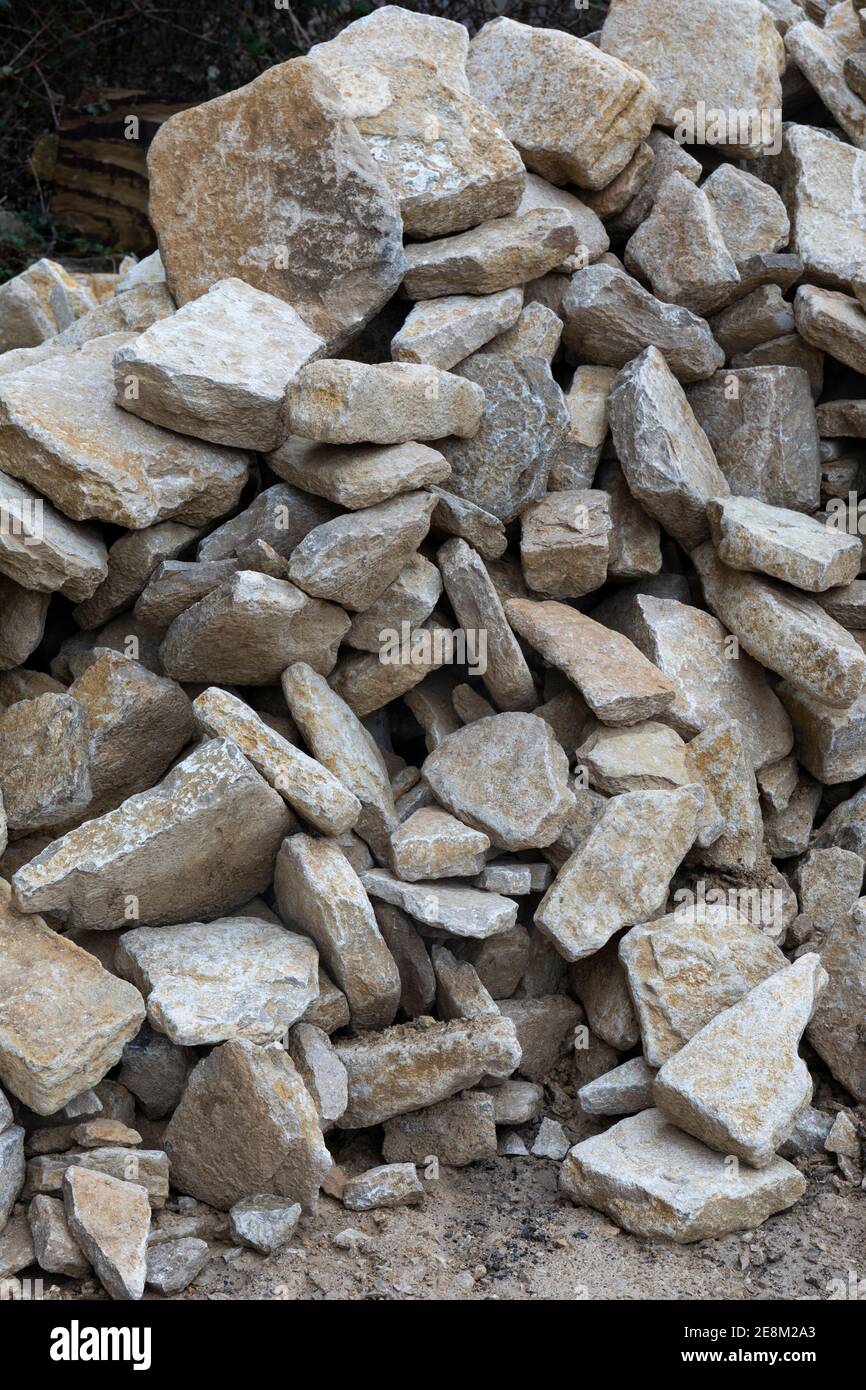 Primo piano di un mucchio di pietre di Walling di Purbeck in vendita a un mercanti costruttori in Inghilterra, Regno Unito Foto Stock