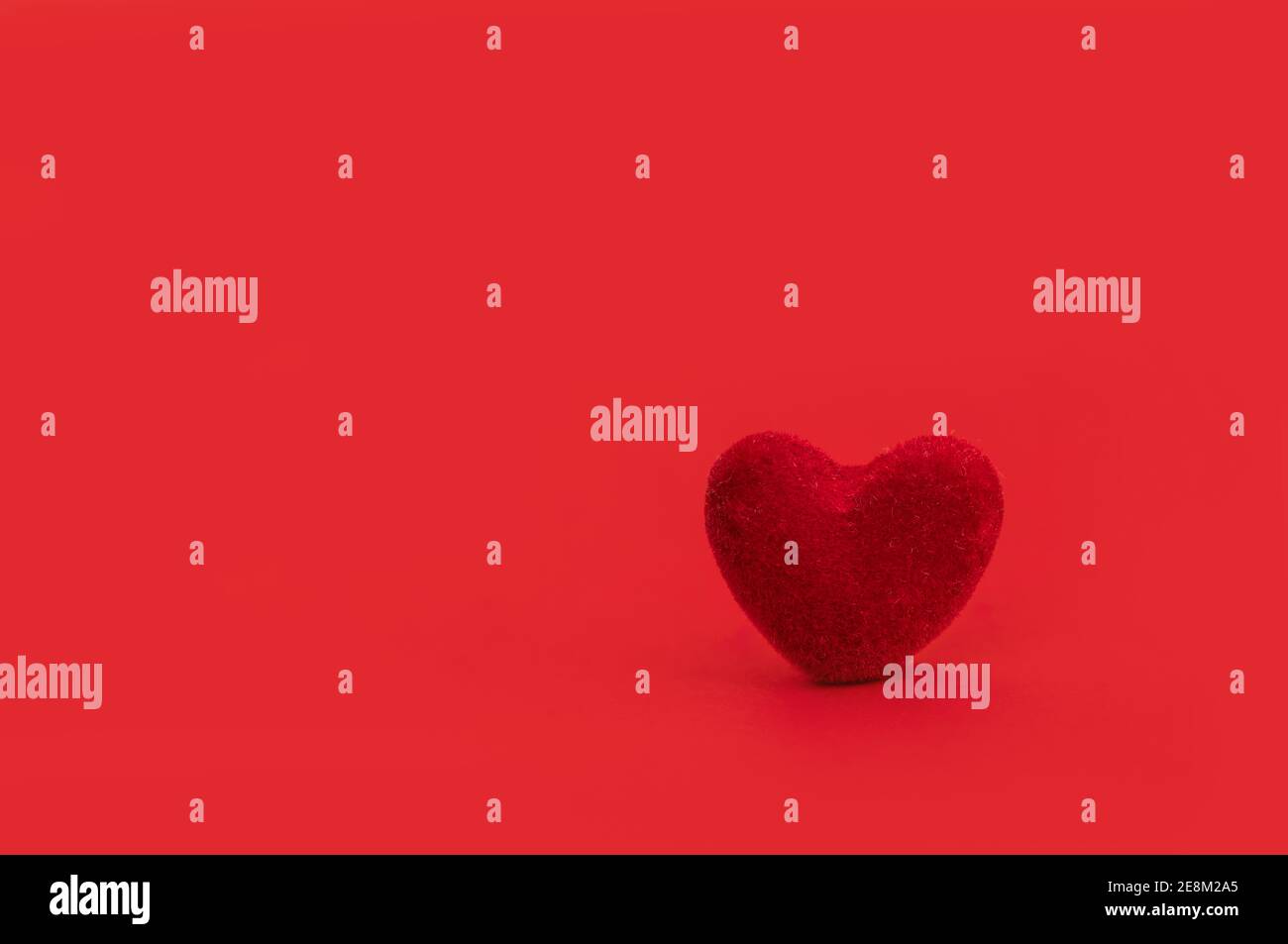 Primo piano i cuori rossi sono posti su sfondo rosso. Concetto di San Valentino. Foto Stock