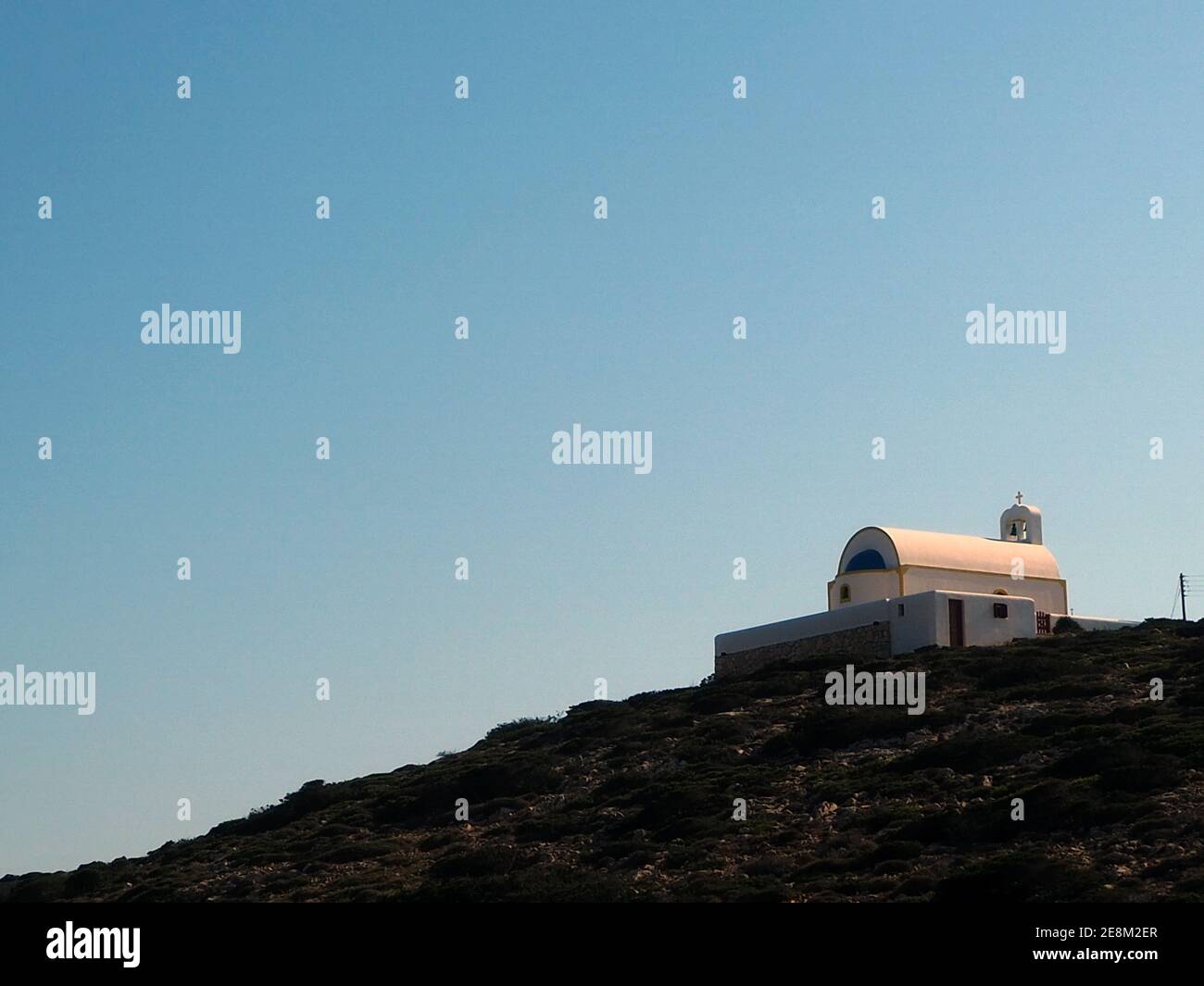 Cappella di campagna sulla collina al tramonto, Dhonoussa, Cicladi isole, Grecia Foto Stock