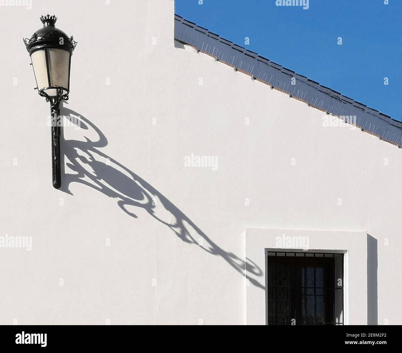 Lampada da strada e ombre a Nerja, Costa del Sol, Provincia di Malaga, Andalusia, Spagna Foto Stock