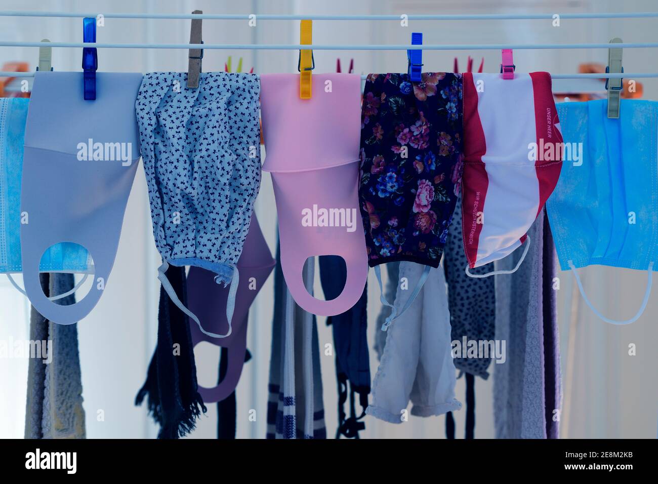 Maschere di protezione su un rack di essiccazione Foto Stock