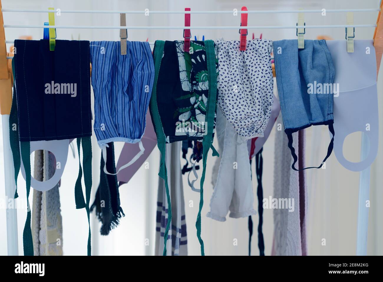 Maschere di protezione su un rack di essiccazione Foto Stock
