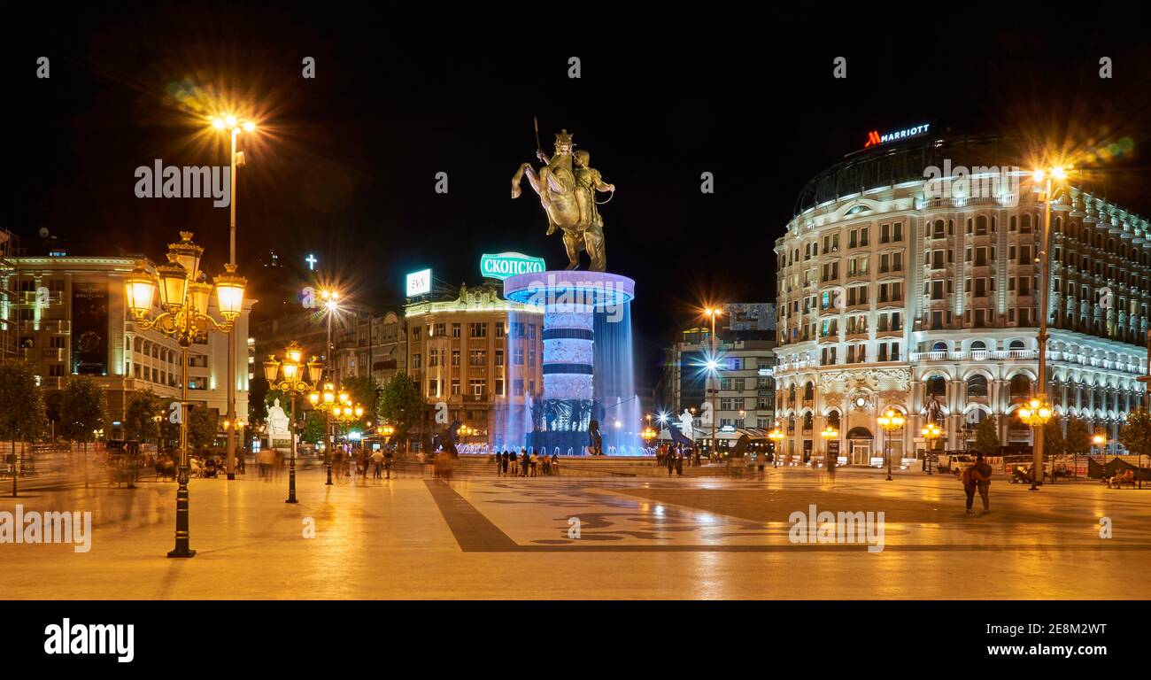 Mazedonischer Platz mit Brunnen, Reiterstatuine von Alexander der Große bei Nacht. Skopje, Nordmazedonien. Foto Stock
