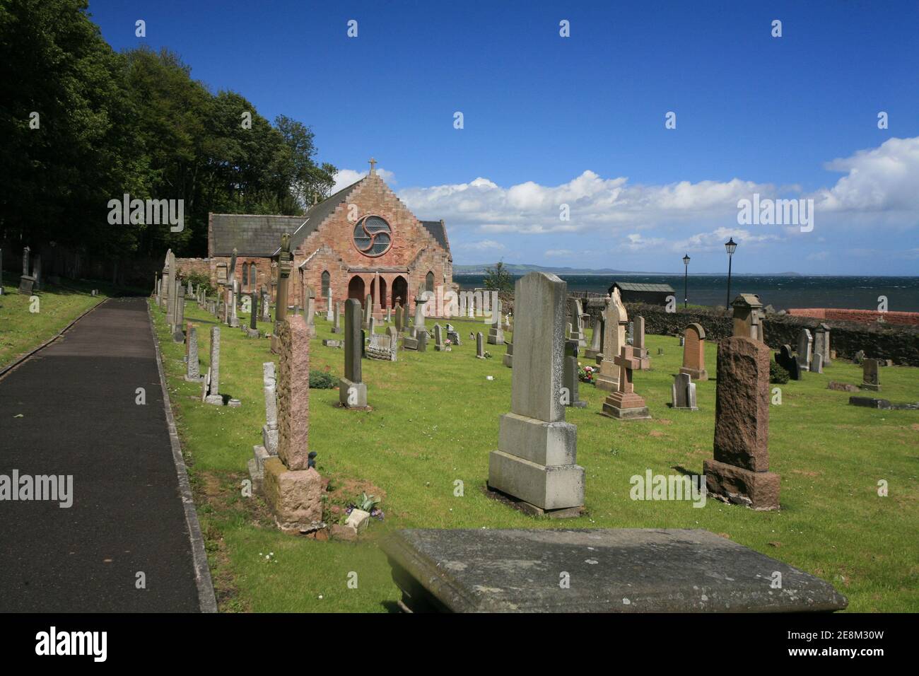 Dysart, un piccolo villaggio costiero, è facilmente esplorabile dal sentiero costiero di Fife che attraversa l'insediamento. Foto Stock