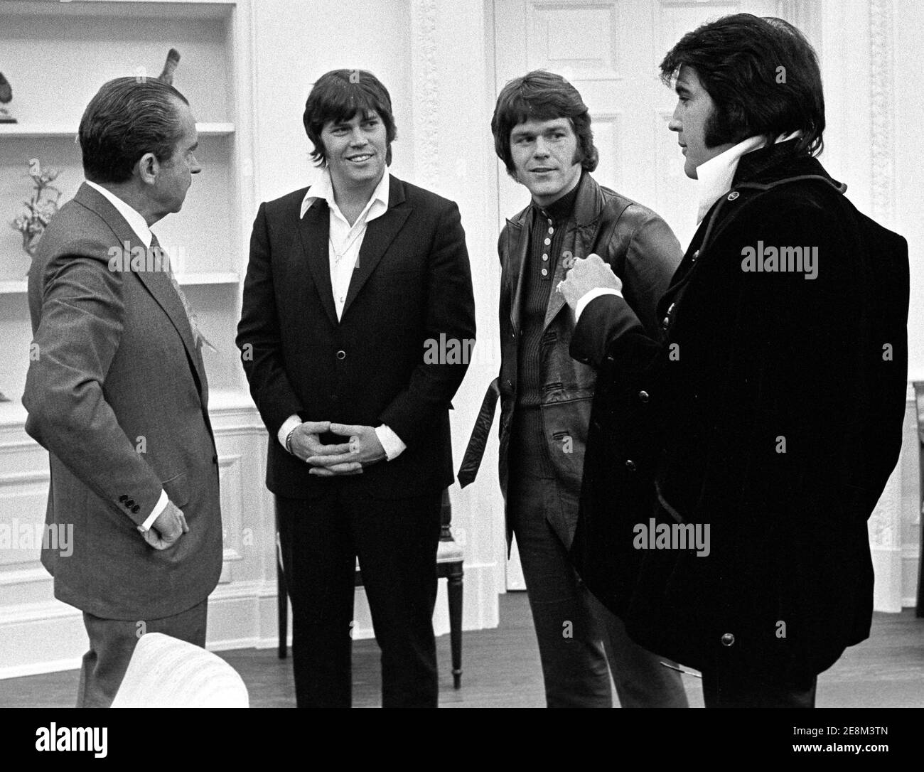 Elvis Presley alla Casa Bianca 1970 con Nixon, Sonny West e Jerry Schilling. Foto Stock