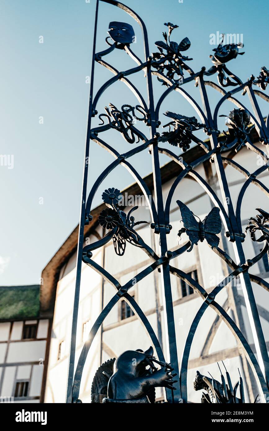 Cancello in ferro battuto, Shakespeare's Globe, Bankside, Londra, Regno Unito Foto Stock