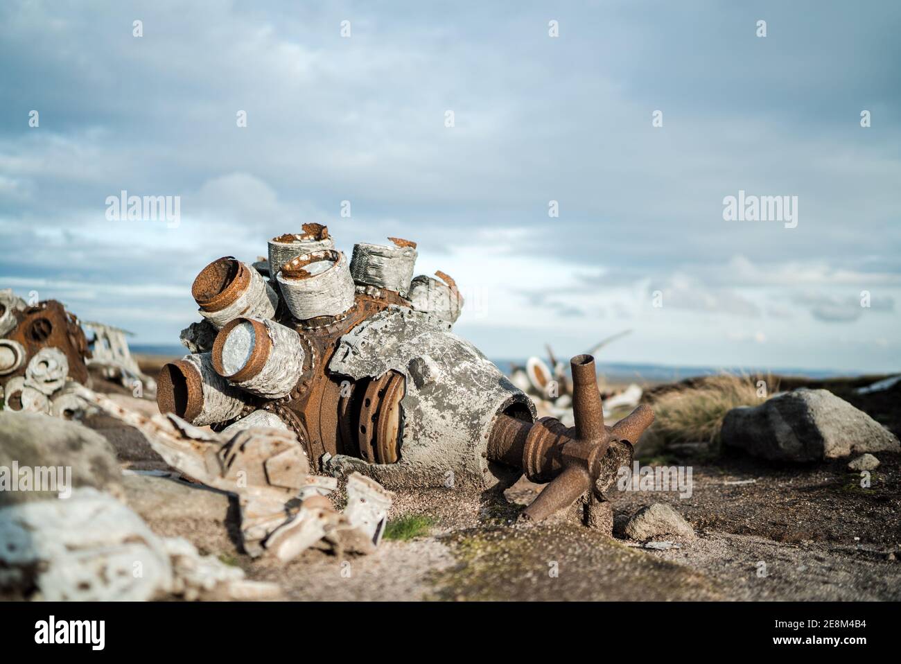 Abbandonato B29 WW2 aereo bombardiere americano Airforce sito di crash sovraesposto Bleaklow Moor rusty parti motore aerei relitto velivolo picco disseminato Foto Stock