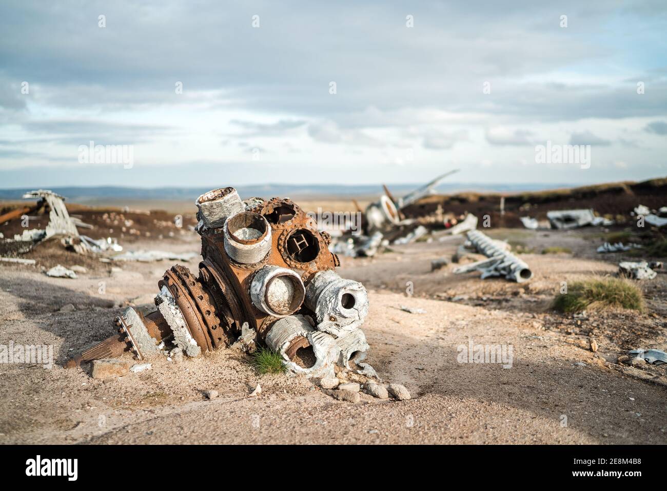 Abbandonato B29 WW2 aereo bombardiere americano Airforce sito di crash sovraesposto Bleaklow Moor rusty parti motore aerei relitto velivolo picco disseminato Foto Stock