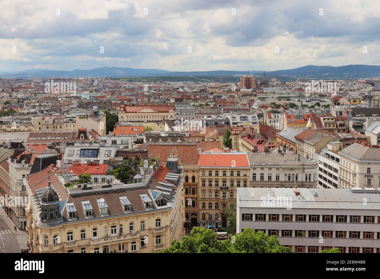 Vista aerea degli edifici della città di Vienna, Austria in una giornata nuvolosa di primavera. Foto Stock