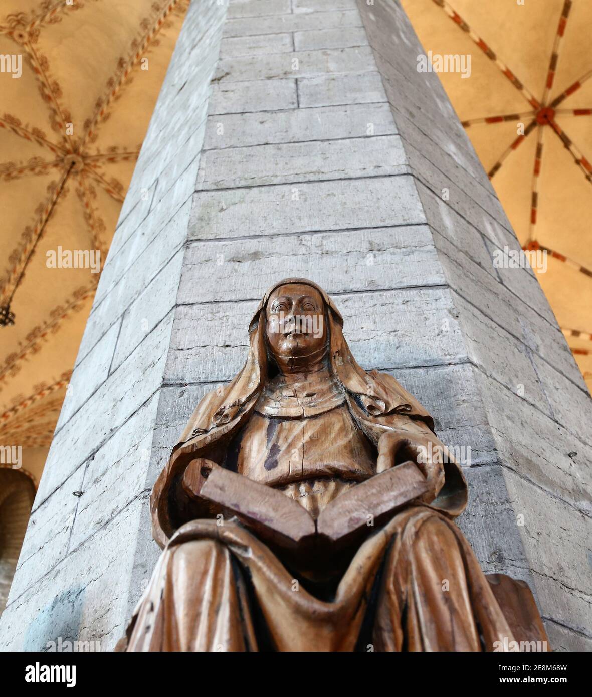 VADSTENA, SVEZIA - 21 MARZO 2017: Santa Birgitta, la statua lignea 'la Birgitta' nella chiesa del Monastero di Vadstena, probabilmente dall'altare di Birgitta inaugurato nel 1392. Foto Stock