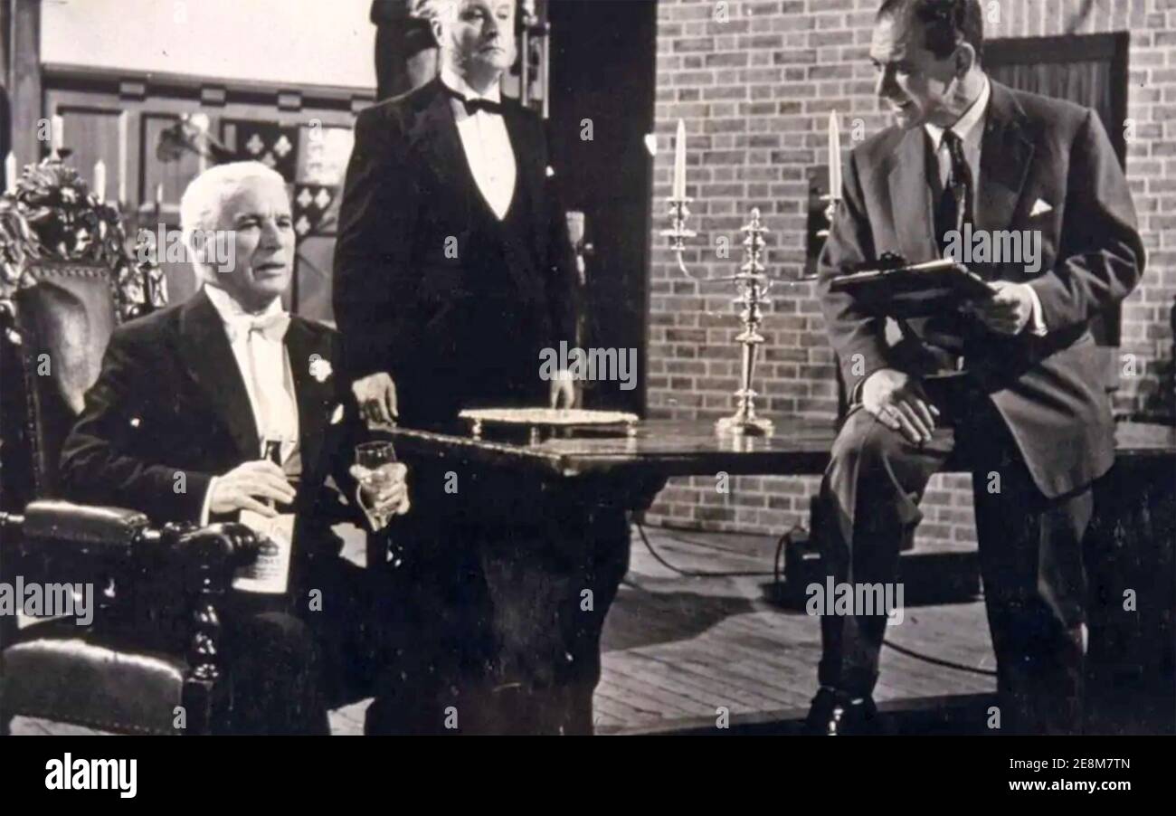UN RE NELLA produzione DI Archway Film Distributors DI NEW YORK 1957 Con Charles Chaplin a sinistra e Sid James a destra Foto Stock