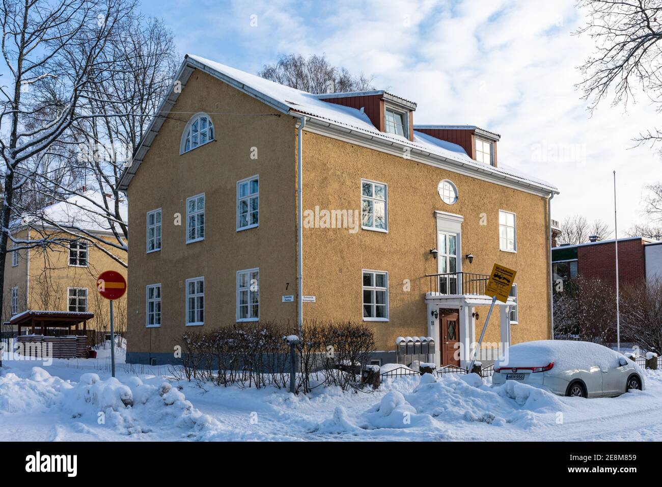 Edificio residenziale all'angolo tra Solnantie e Tammitie nel quartiere Munkkiniemi di Helsinki, Finlandia Foto Stock