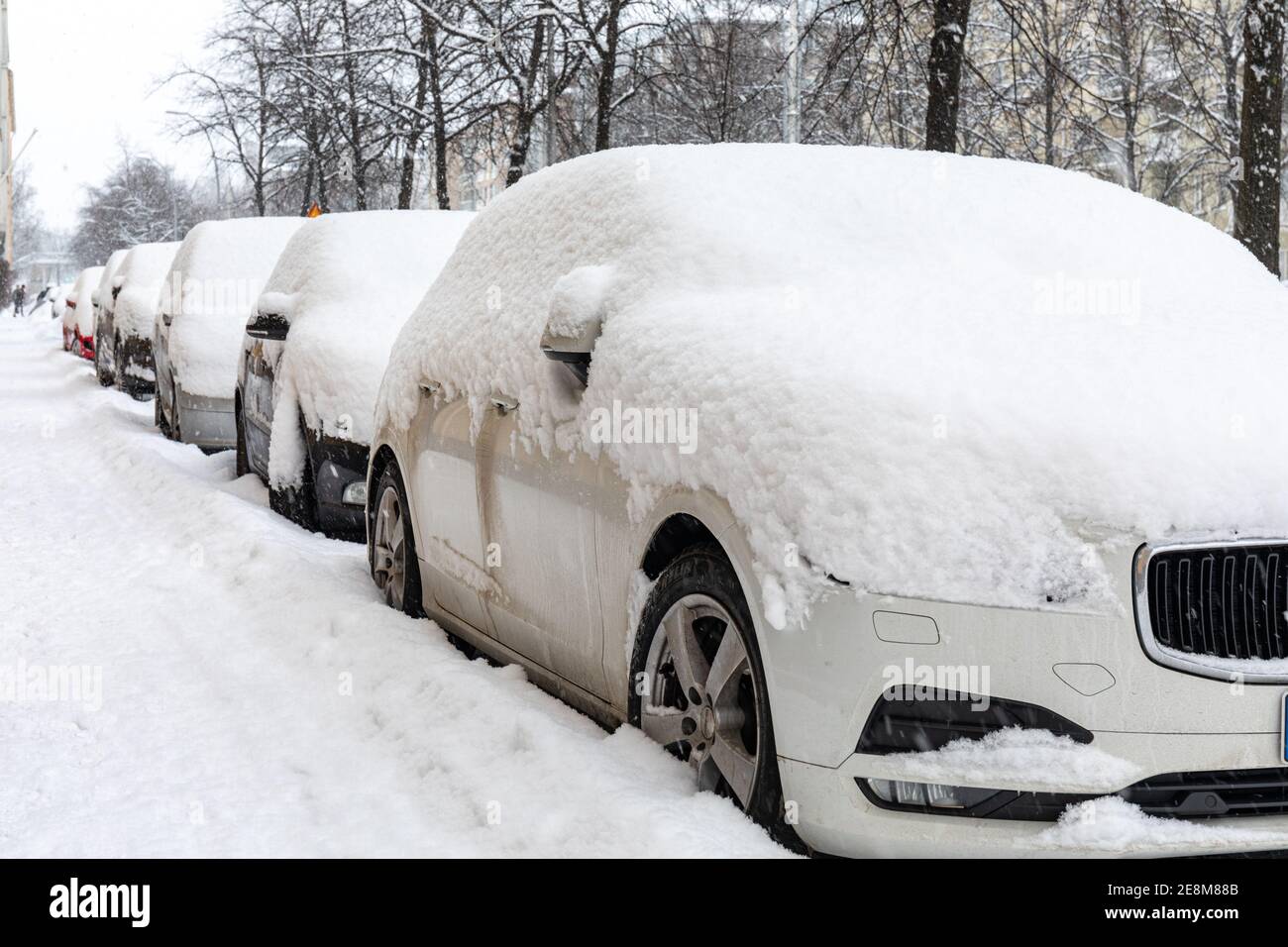 Auto coperte di neve o veicoli parcheggiati per strada Foto Stock