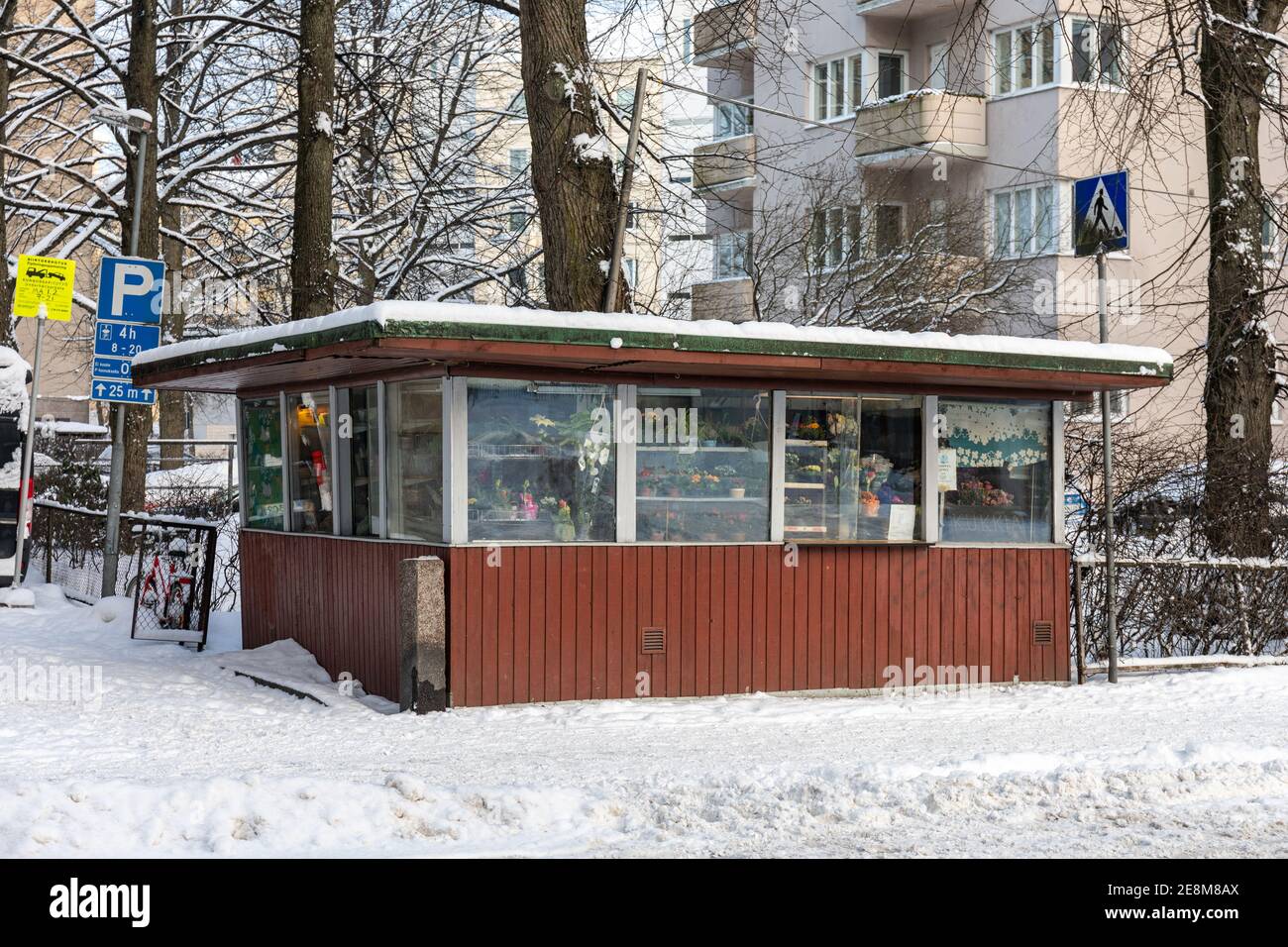 Vecchio chiosco di legno che vende fiori recisi e bouquet di Munkkiniemen puistotie nel distretto di Munkkiniemi di Helsinki, Finlandia Foto Stock