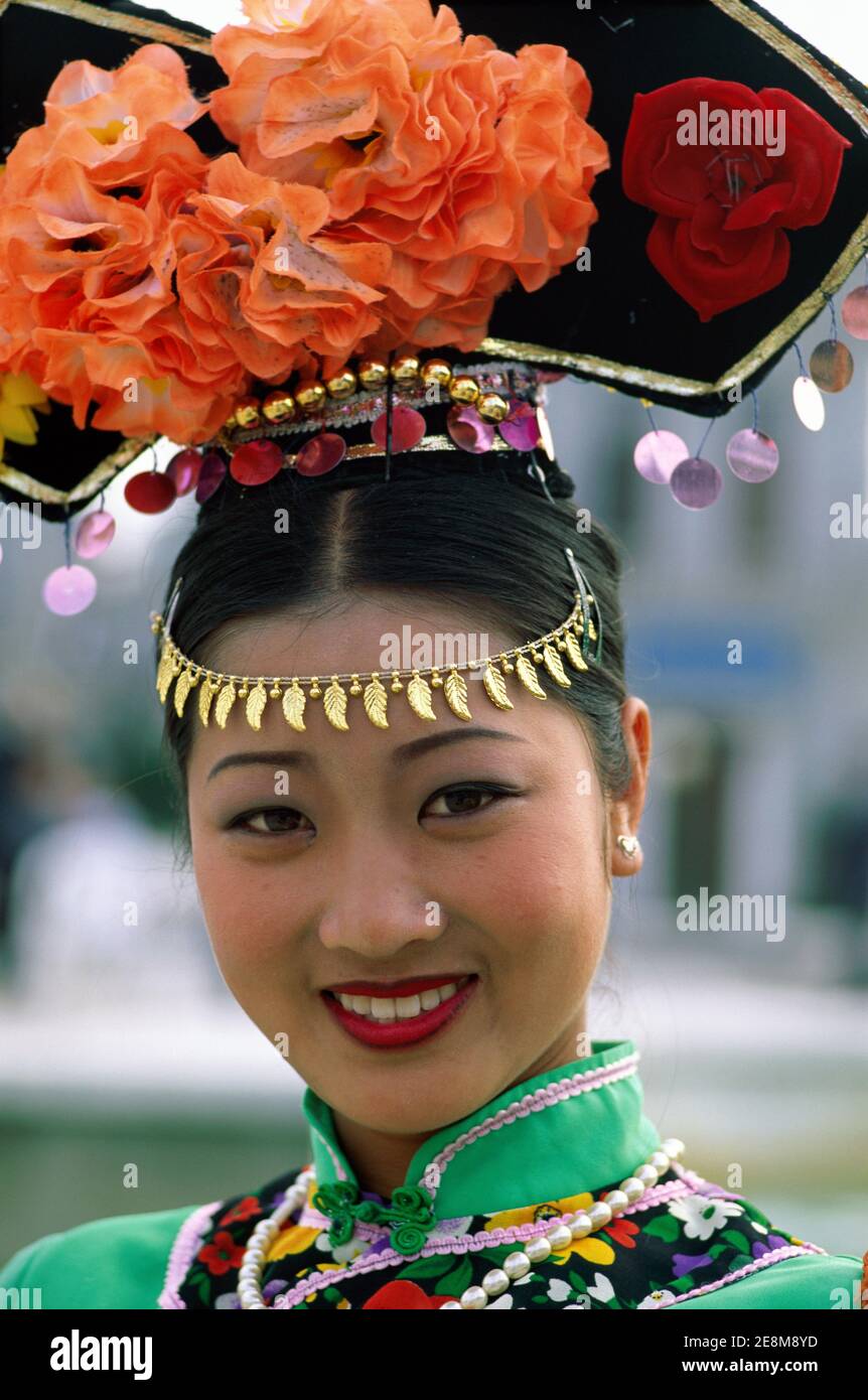 Cina, Pechino, Ritratto di bella donna sorridente vestito in costume tradizionale Foto Stock