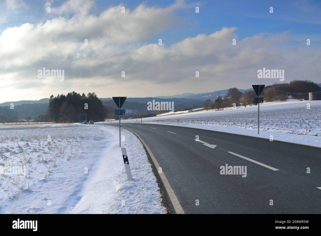 vista panoramica lungo la strada in inverno in alta franconia Foto Stock