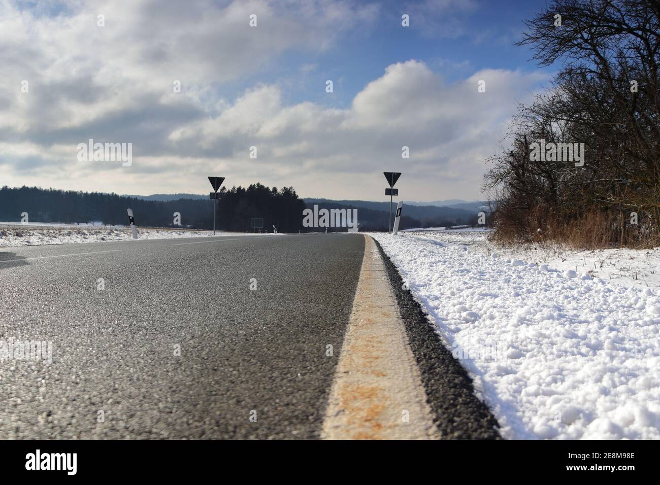 la strada da percorrere in inverno in alta franconia Foto Stock