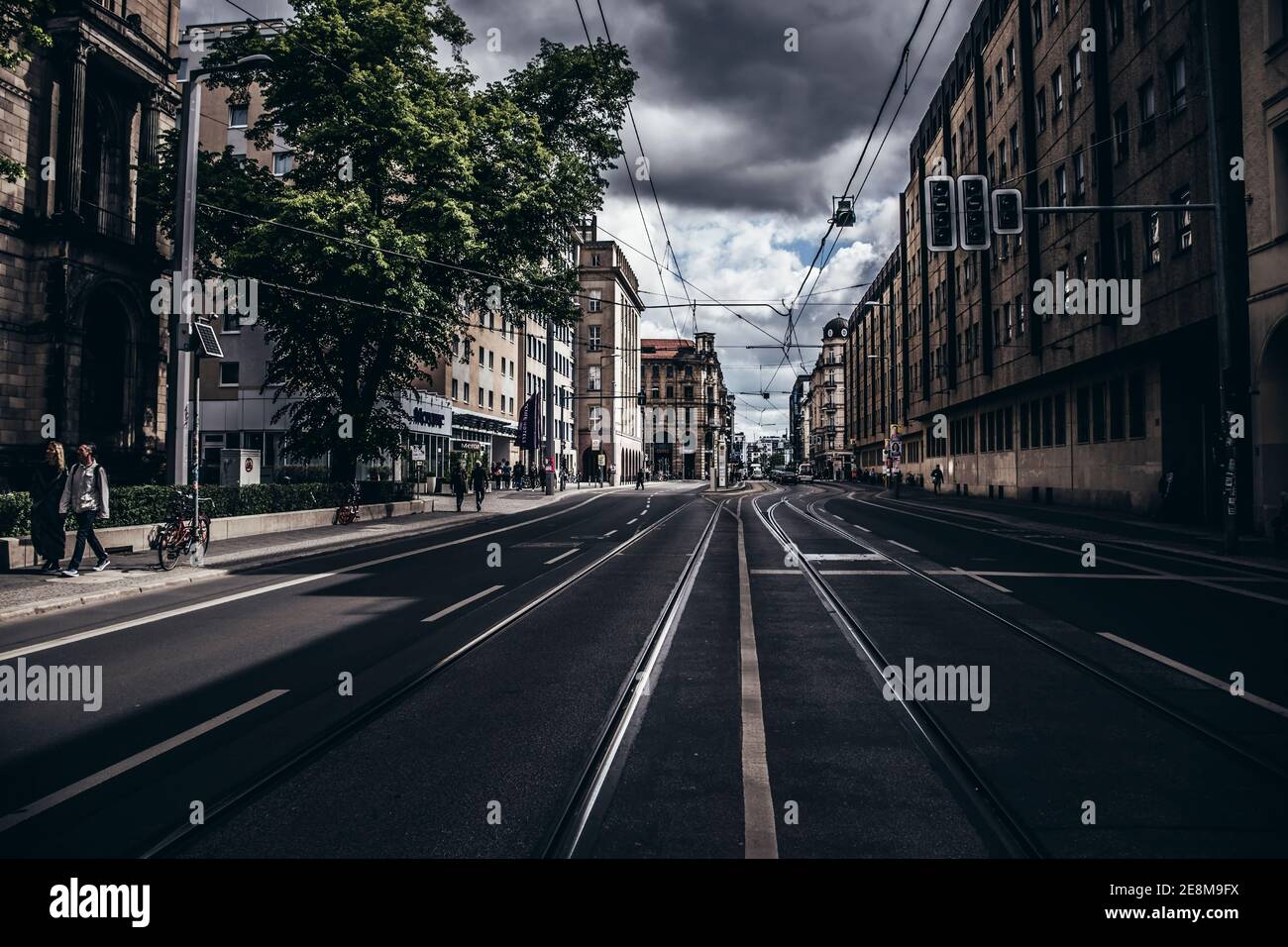 Berlino / Germania - 13 maggio 2019: Scena stradale a Berlino, traffico giornaliero su strade strette con architettura antica e moderna Foto Stock