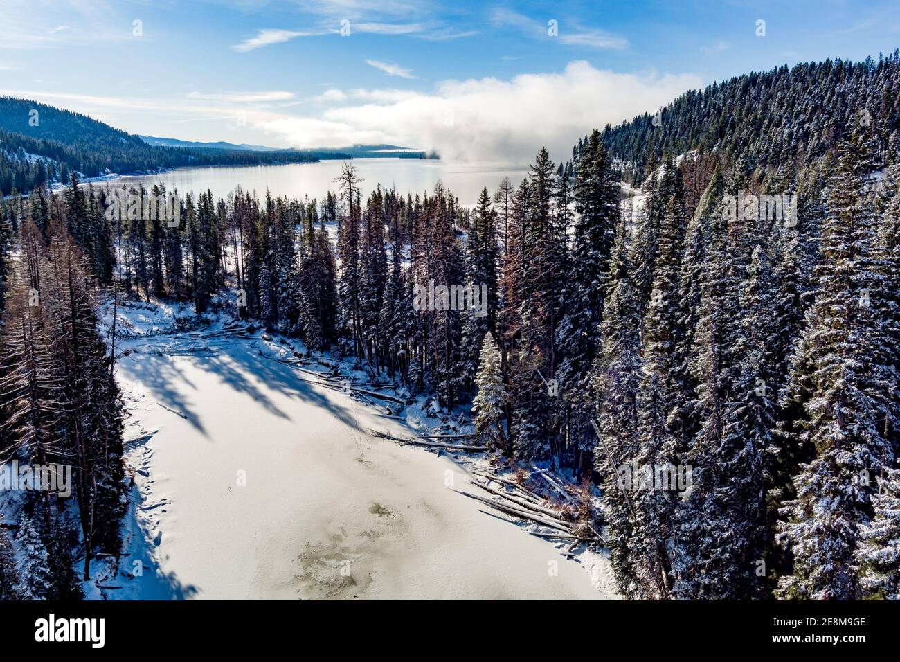 McCall Idaho lago in inverno con fiume e foresta Foto Stock
