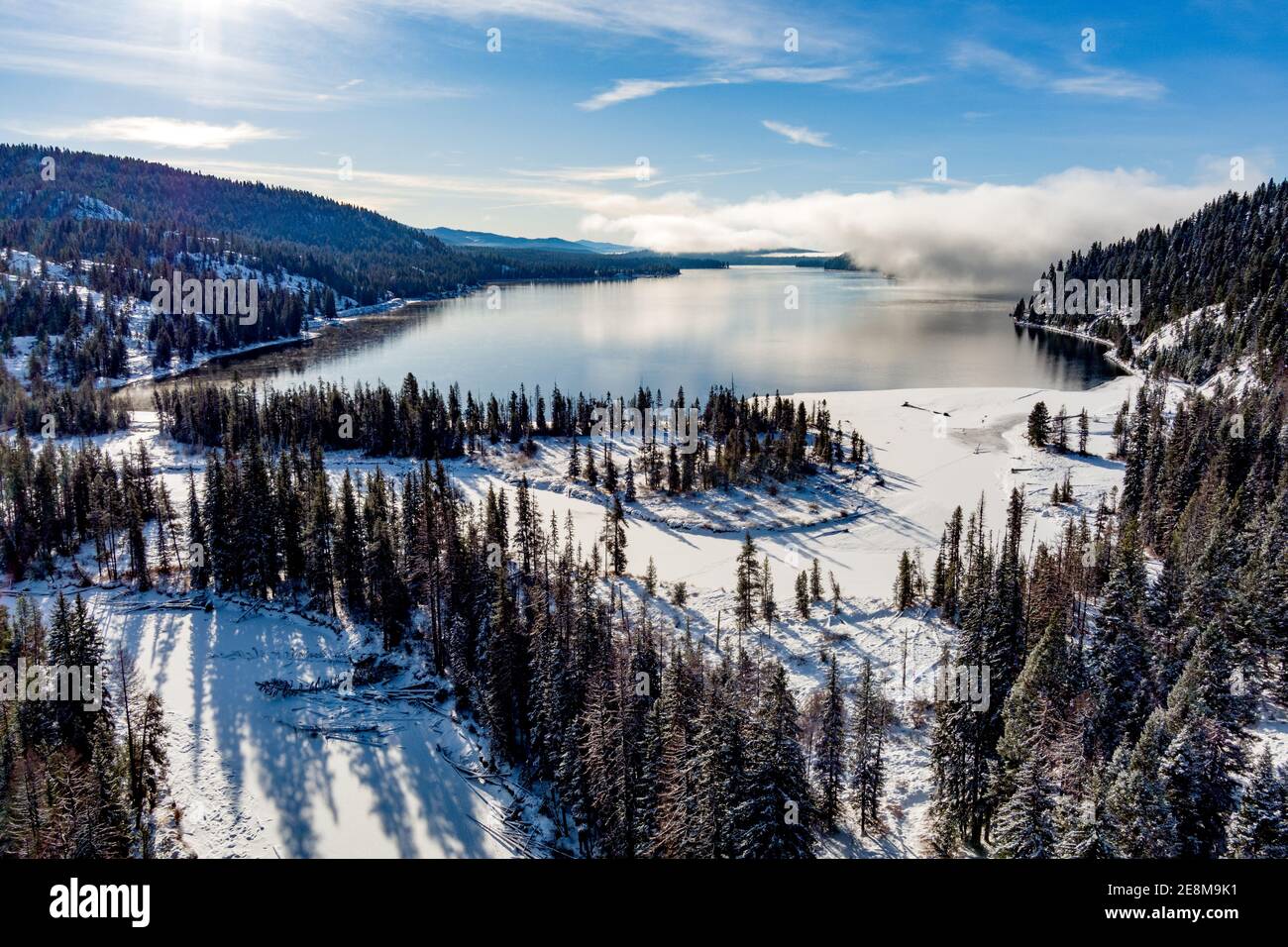 Inverno lago di montagna con neve al mattino Foto Stock