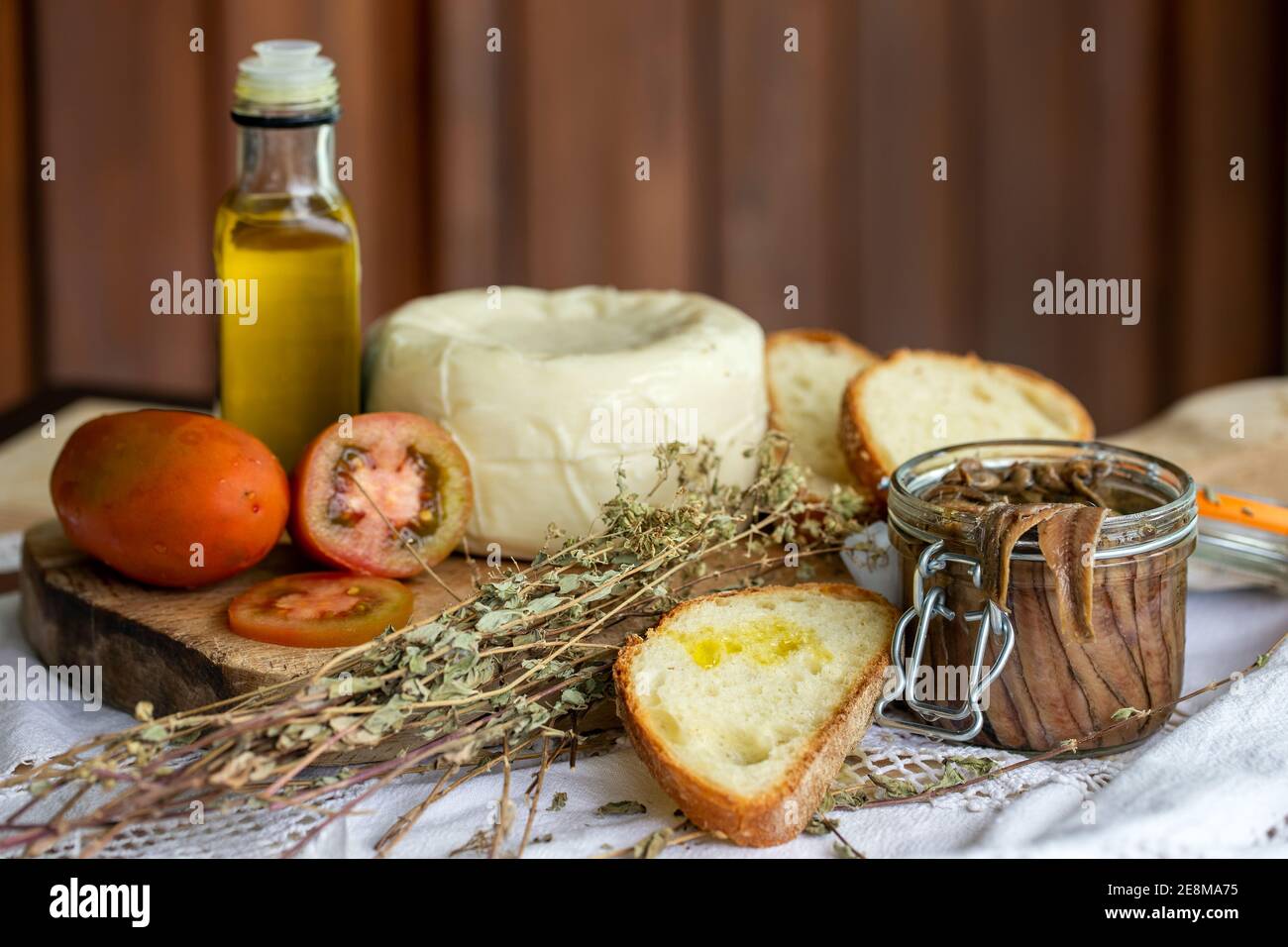 Pane, pomodoro, acciuga, cibo siciliano Foto Stock